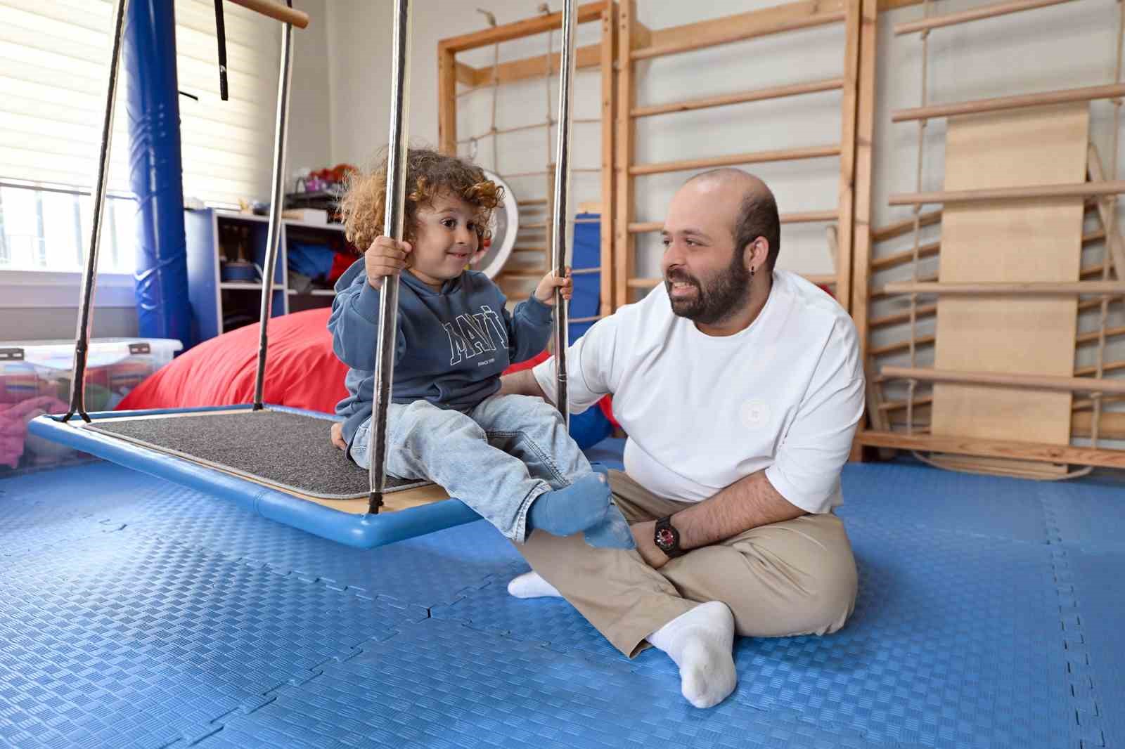 Mersin Büyükşehir Belediyesi DMD hastasına ergoterapi desteğini sürdürüyor
