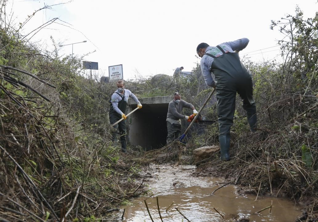 Mersin Büyükşehir Belediyesi kent genelinde haşereyle mücadeleyi sürdürüyor
