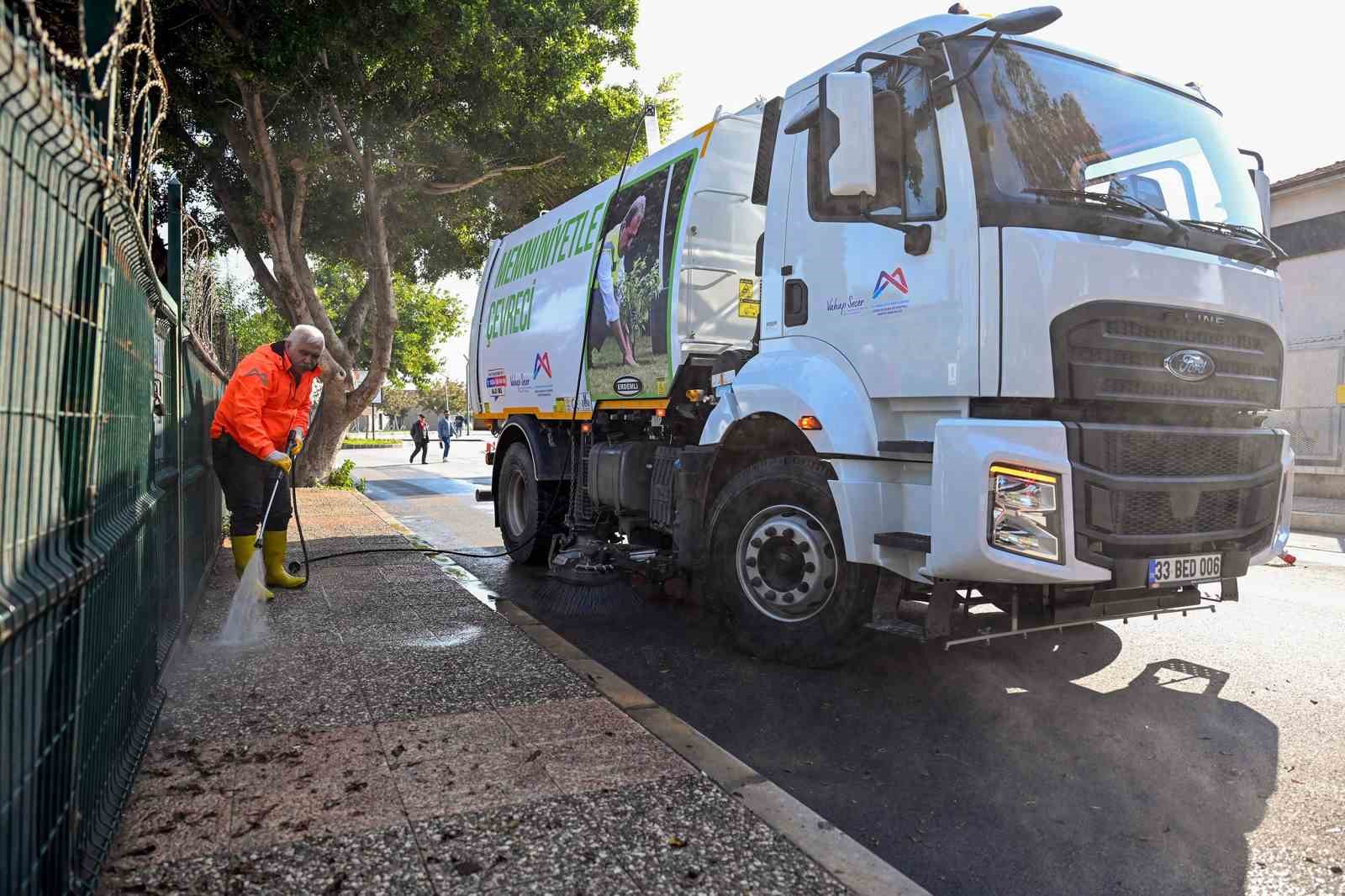 Mersin Büyükşehir Belediyesi, temizlik filosuna 22 yol süpürme aracı ekledi
