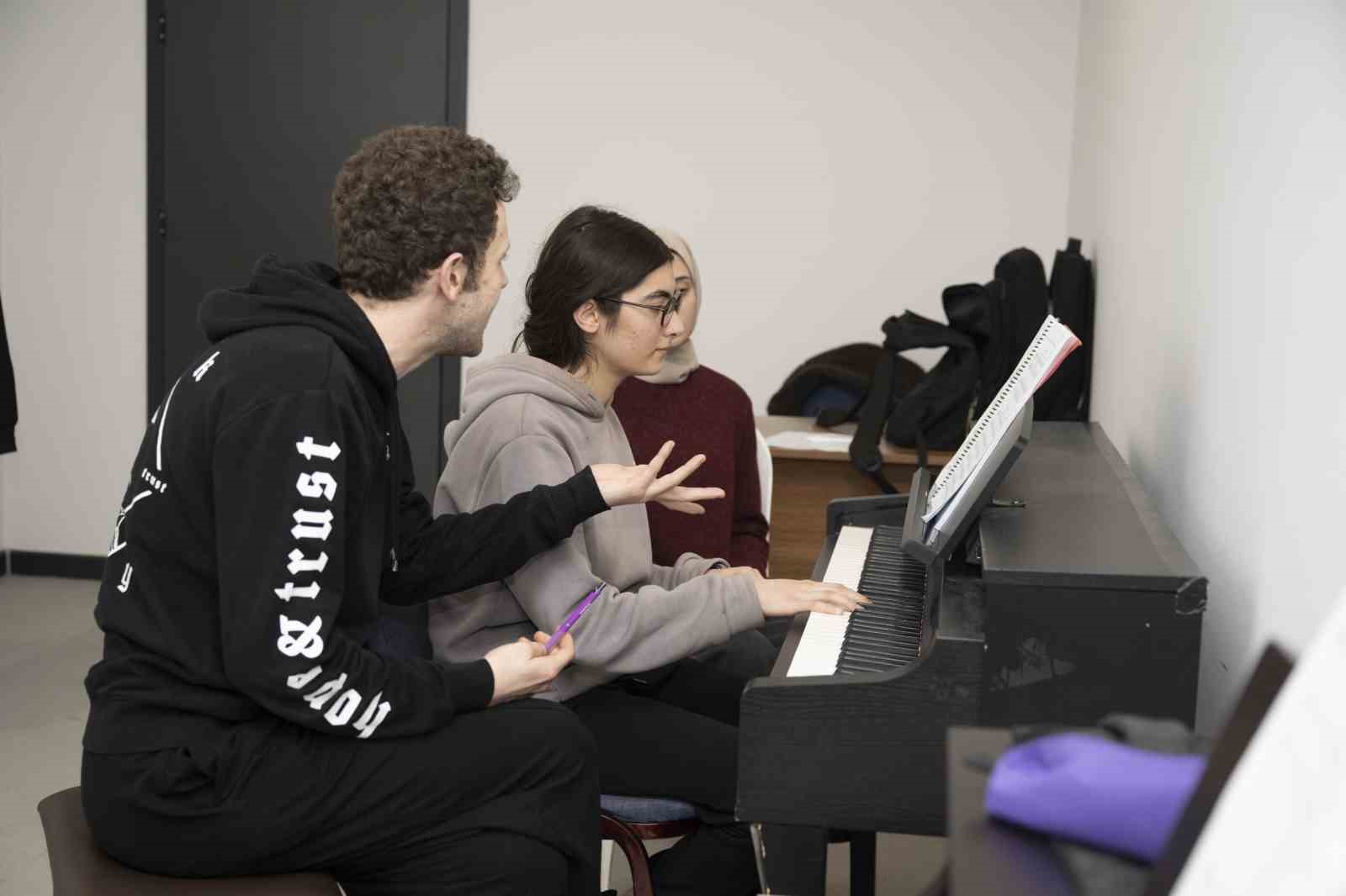 Mersin Büyükşehir Belediyesinin ücretsiz enstrüman kurslarına yoğun ilgi
