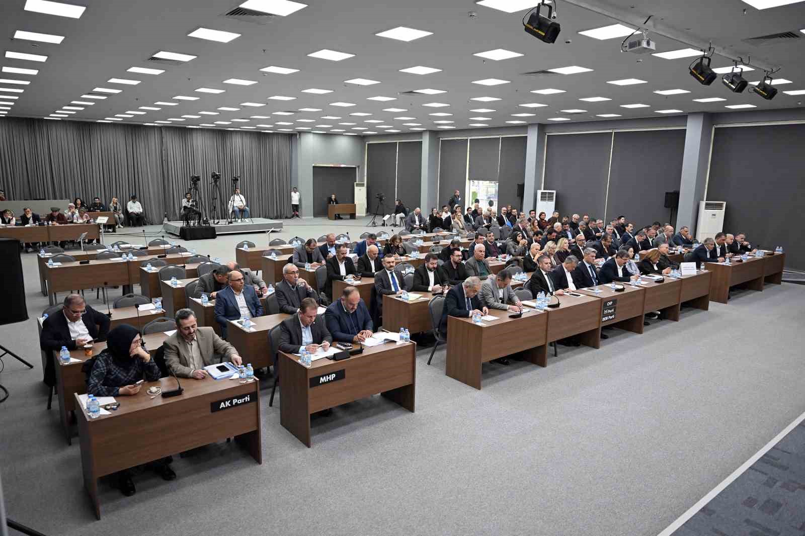 Mersin Büyükşehir Meclisinde 2,5 milyar TL’lik borçlanma tartışıldı
Mersin Büyükşehir Meclisinde 2,5 milyar TL’lik borçlanma tartışıldı