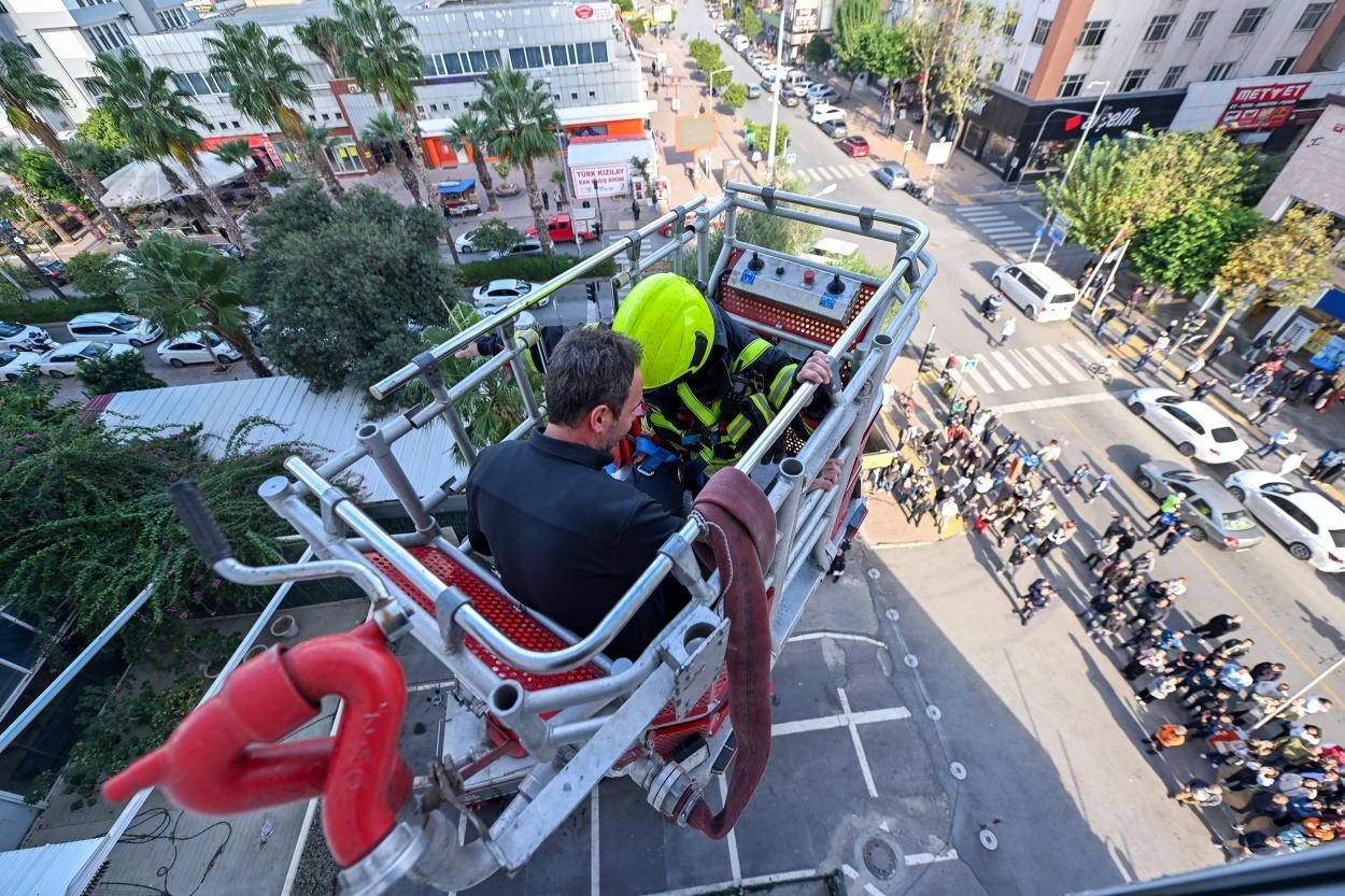 Mersin itfaiyesi 11 bin 396 vakaya müdahale etti
Mersin itfaiyesi 11 bin 396 vakaya müdahale etti