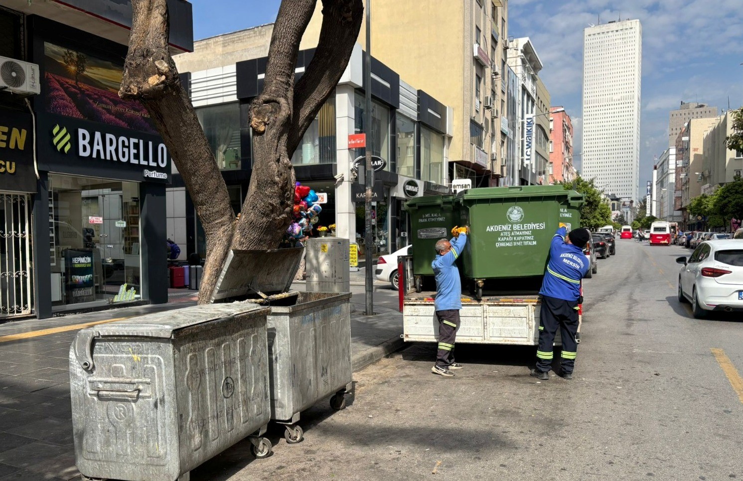 Mersin kent merkezinde çöp konteynerleri yenileniyor

