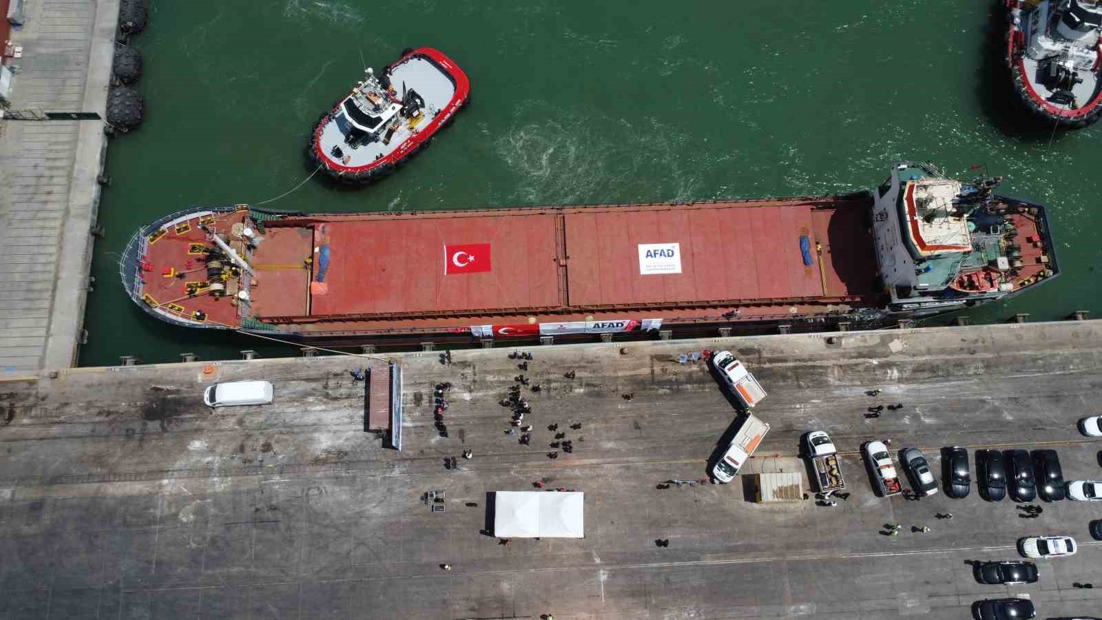 Mersin Limanı’ndan Lübnan’a 730 tonluk insani yardım yola çıktı
