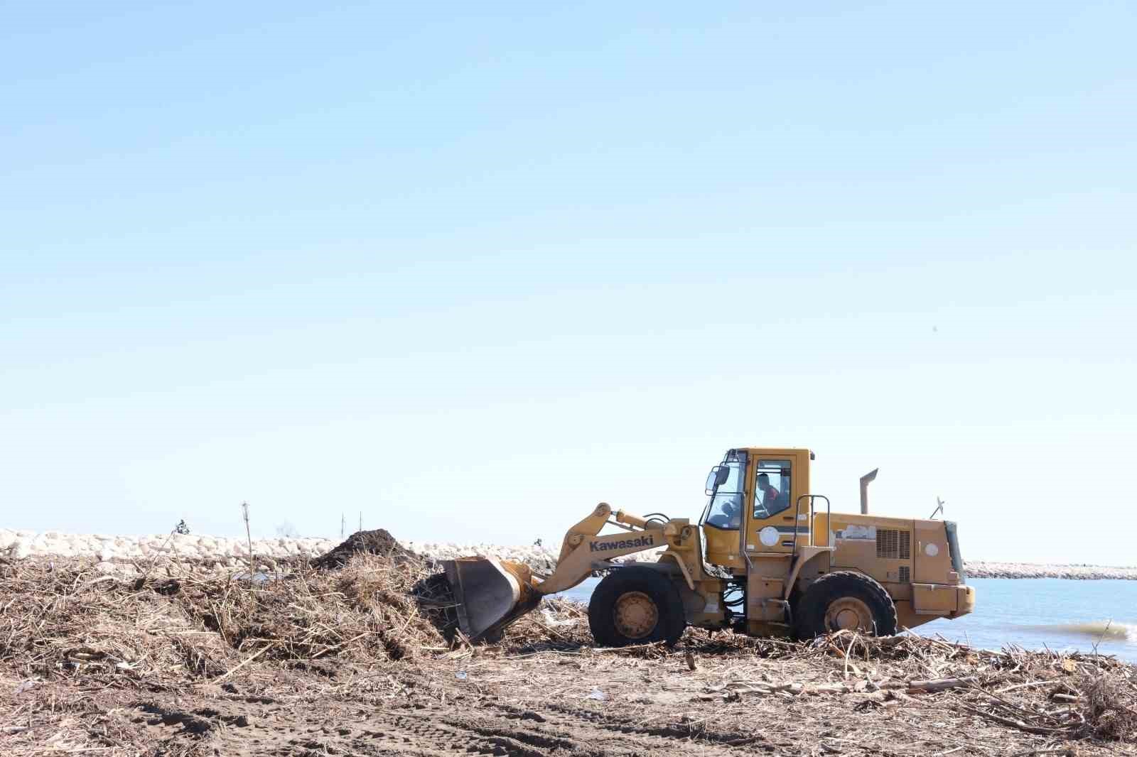 Mersin sahillerinde selin denize taşıdığı balçıklar temizleniyor
Mersin sahillerinde selin denize taşıdığı balçıklar temizleniyor