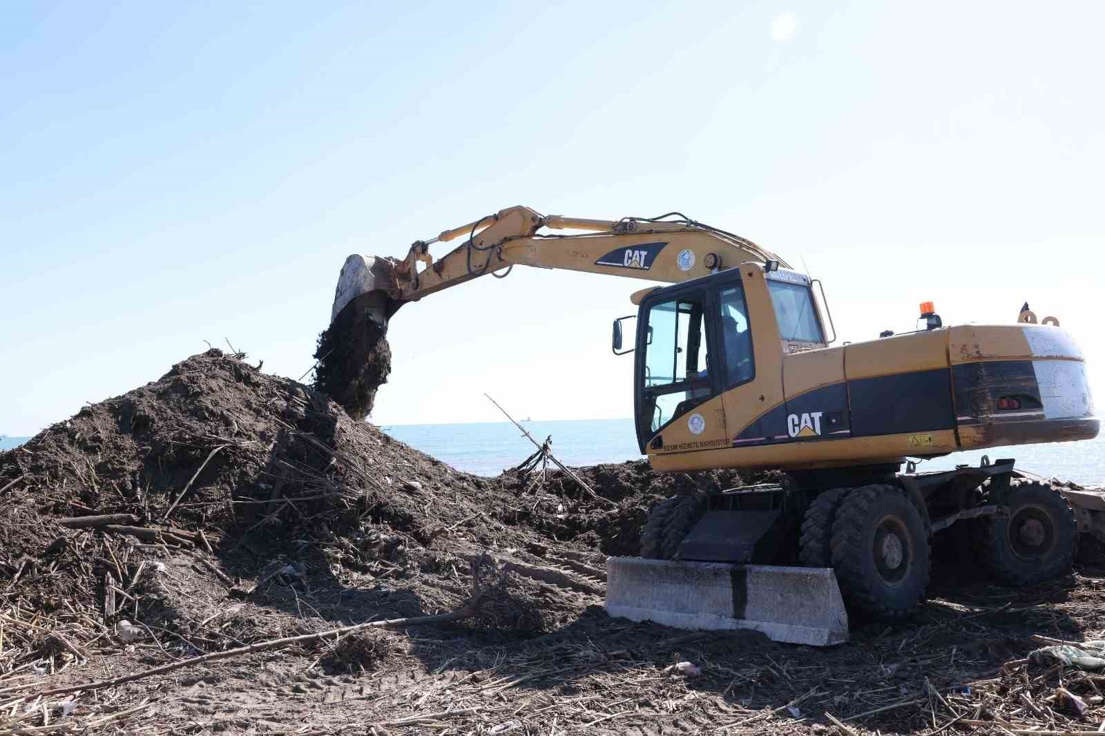 Mersin sahillerinde selin denize taşıdığı balçıklar temizleniyor
Mersin sahillerinde selin denize taşıdığı balçıklar temizleniyor