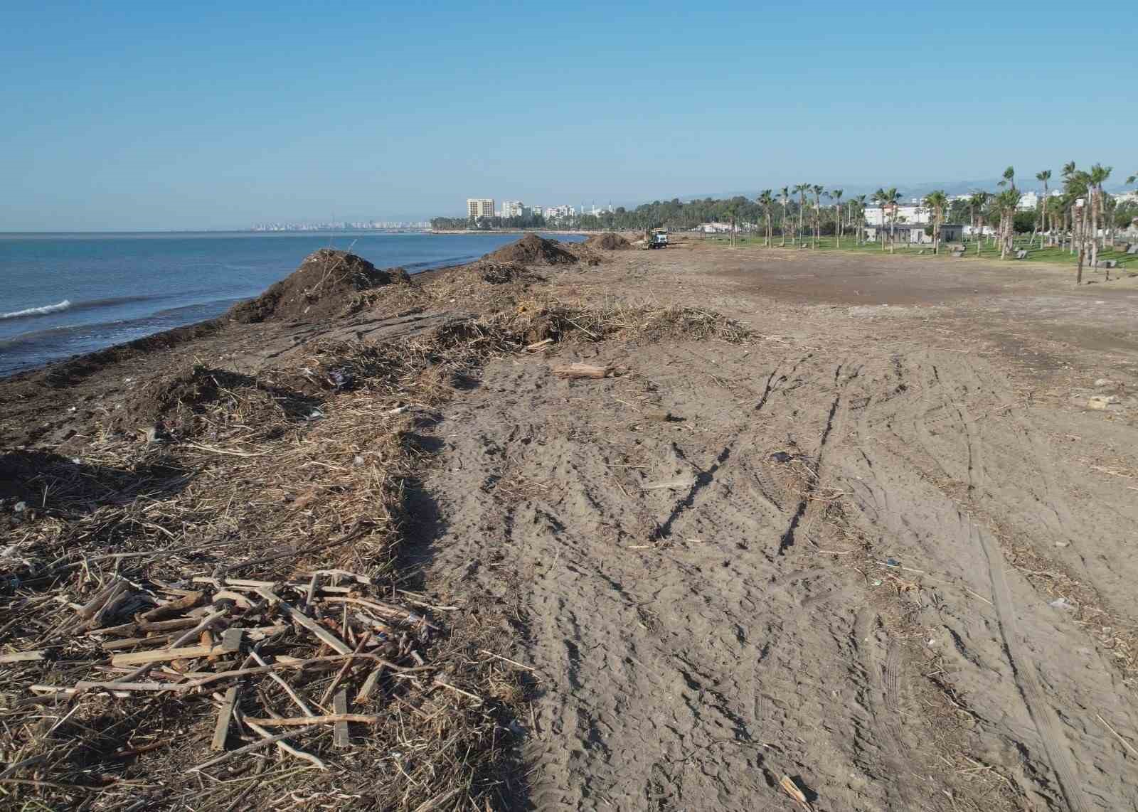 Mersin sahillerinde selin denize taşıdığı balçıklar temizleniyor
Mersin sahillerinde selin denize taşıdığı balçıklar temizleniyor