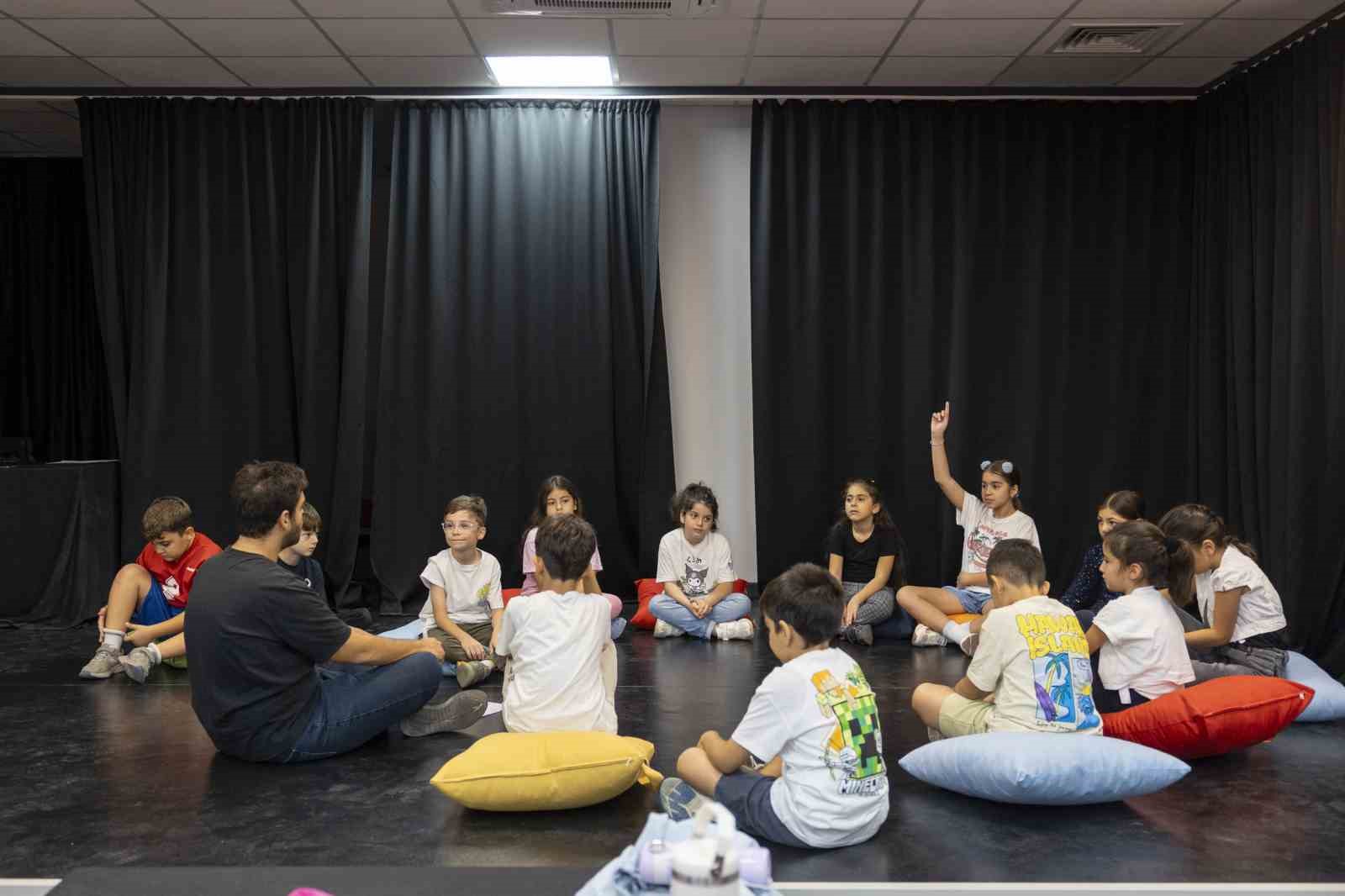 Mersin Şehir Tiyatrosu ’Dünya Tiyatro Günü’nü binlerce seyirciyle kutladı
Mersin Şehir Tiyatrosu ’Dünya Tiyatro Günü’nü binlerce seyirciyle kutladı