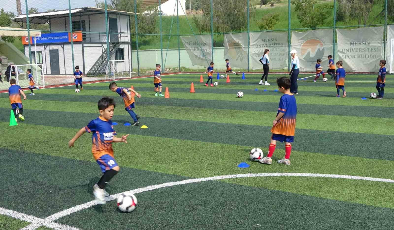 Mersin Üniversitesi’nde yüzlerce çocuk ve genç, dijital bağımlılıktan uzak sporla yetişiyor
Mersin Üniversitesi’nde yüzlerce çocuk ve genç, dijital bağımlılıktan uzak sporla yetişiyor