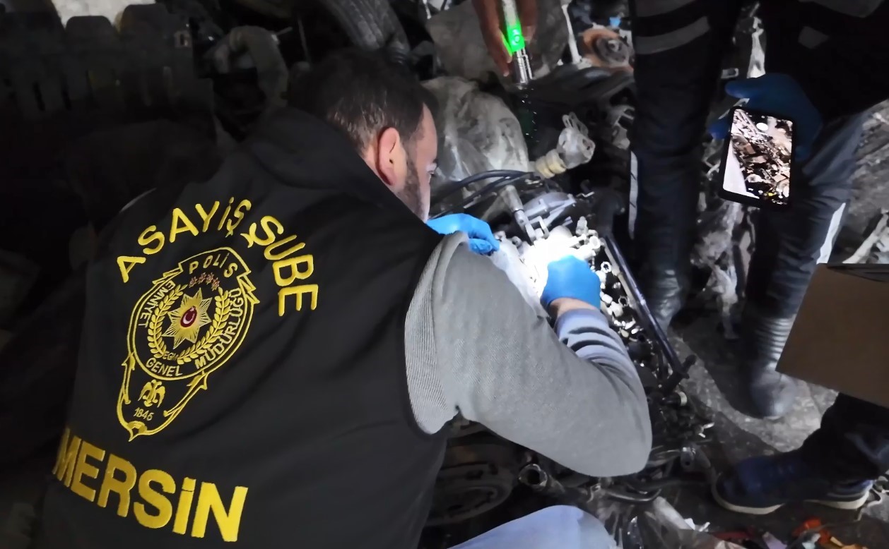 Mersinde 1 milyar 180 milyonluk "Change Araç" çetesine operasyon: 14 tutuklama
Mersinde 1 milyar 180 milyonluk "Change Araç" çetesine operasyon: 14 tutuklama