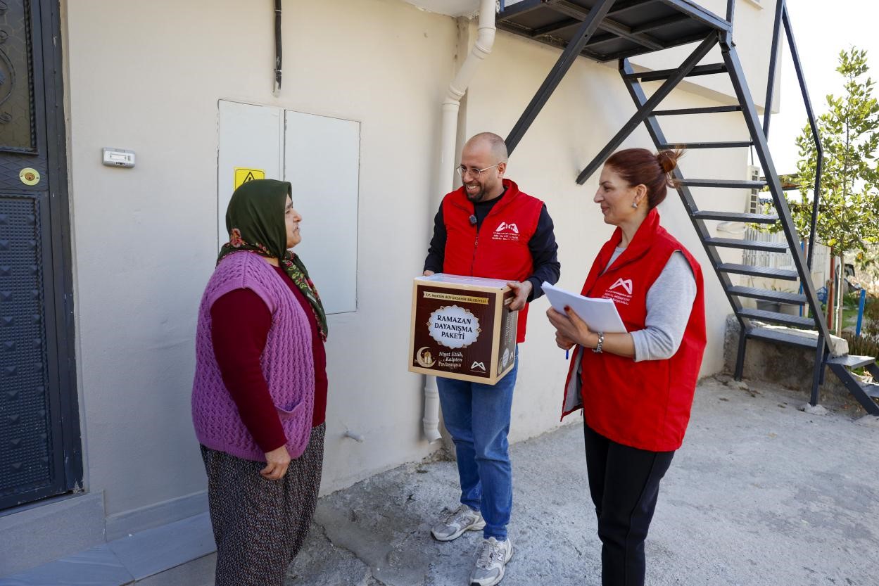Mersin’de 13 ilçede 120 bin Ramazan kolisi dağıtılıyor
Mersin’de 13 ilçede 120 bin Ramazan kolisi dağıtılıyor