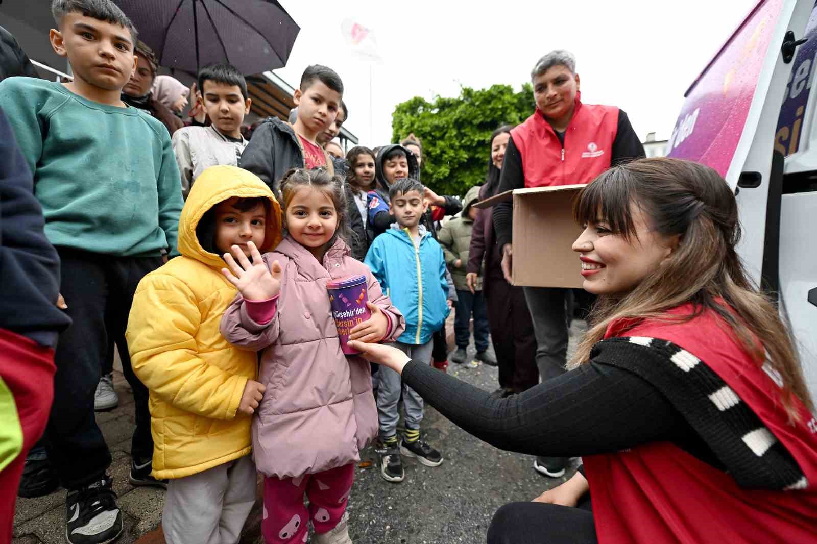 Mersin’de 13 ilçede 60 bin çocuğa bayram hediyesi
