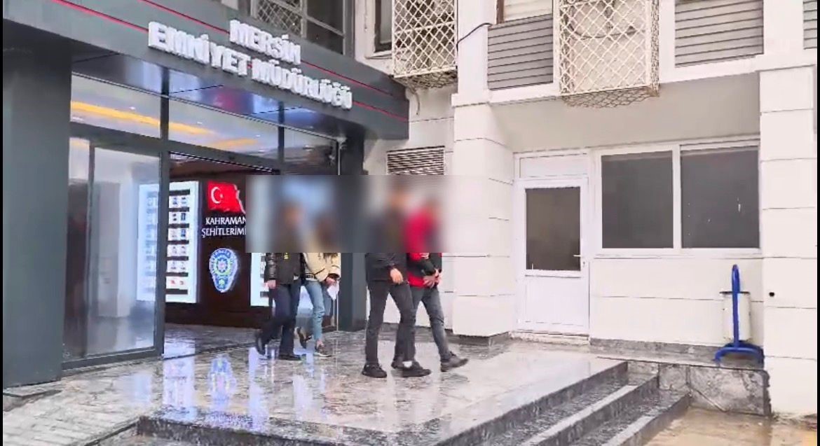 Mersin’de 3 milyonluk vurgun yapan sahte polisler yakalandı: 4 tutuklama
Mersin’de 3 milyonluk vurgun yapan sahte polisler yakalandı: 4 tutuklama