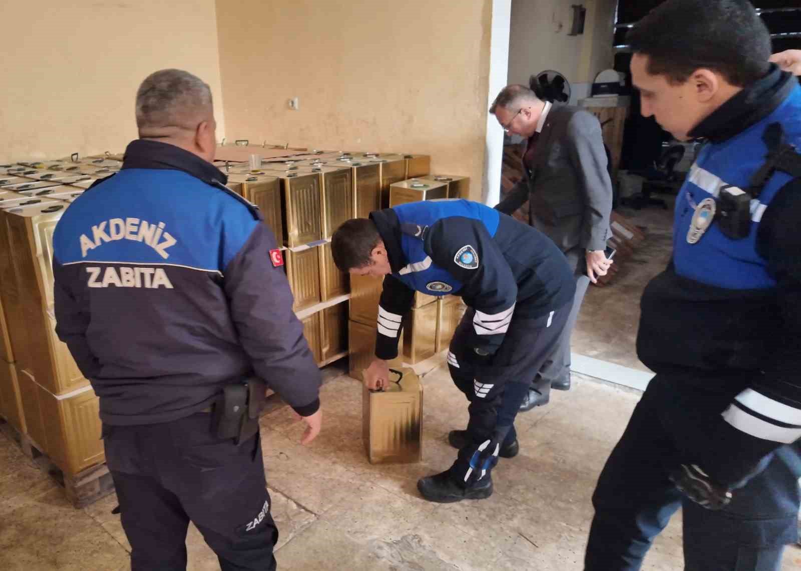 Mersin’de 4,5 ton sahte zeytinyağı ele geçirildi
