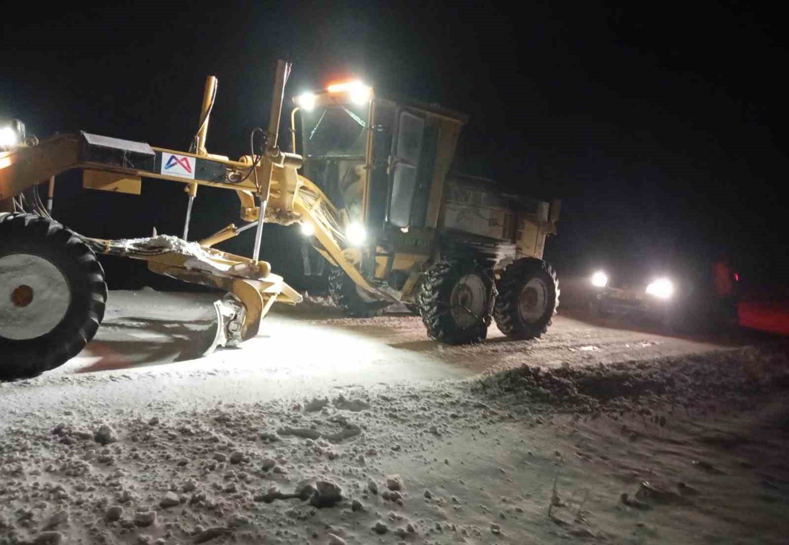 Mersin’de araçlarıyla karlı yolda mahsur kalan çift kurtarıldı
