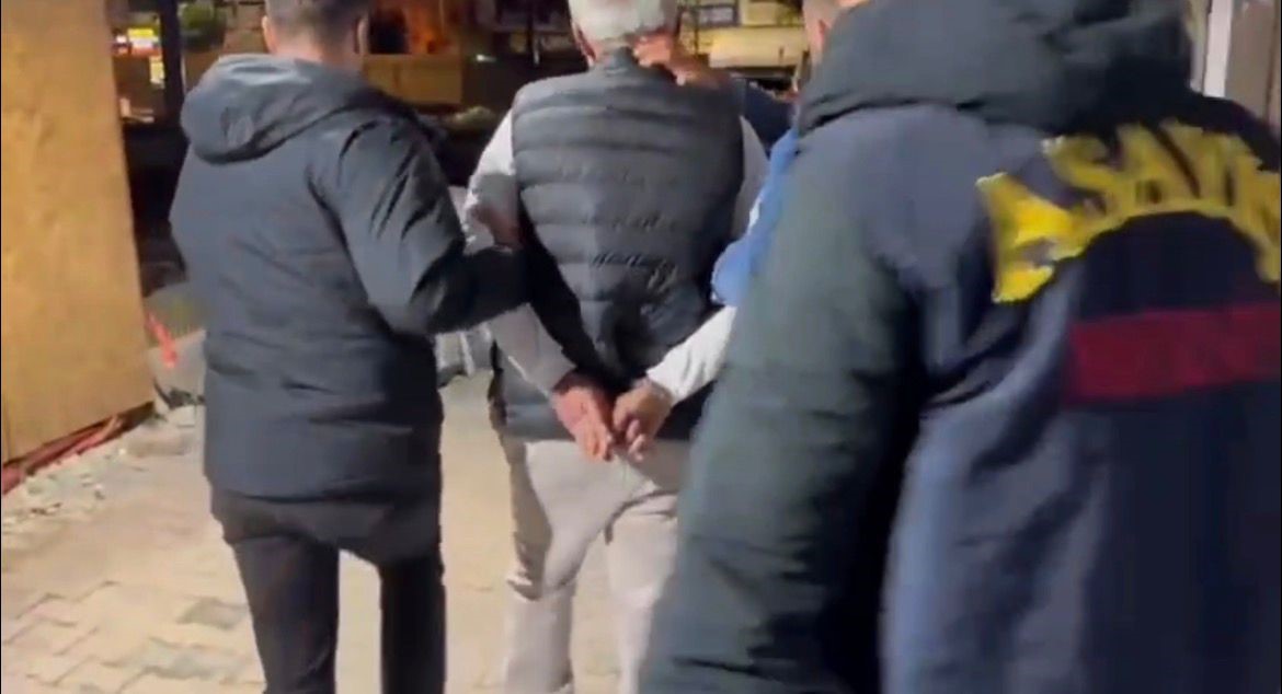 Mersin’de aranan yüzlerce hükümlü yakalandı
Mersin’de aranan yüzlerce hükümlü yakalandı