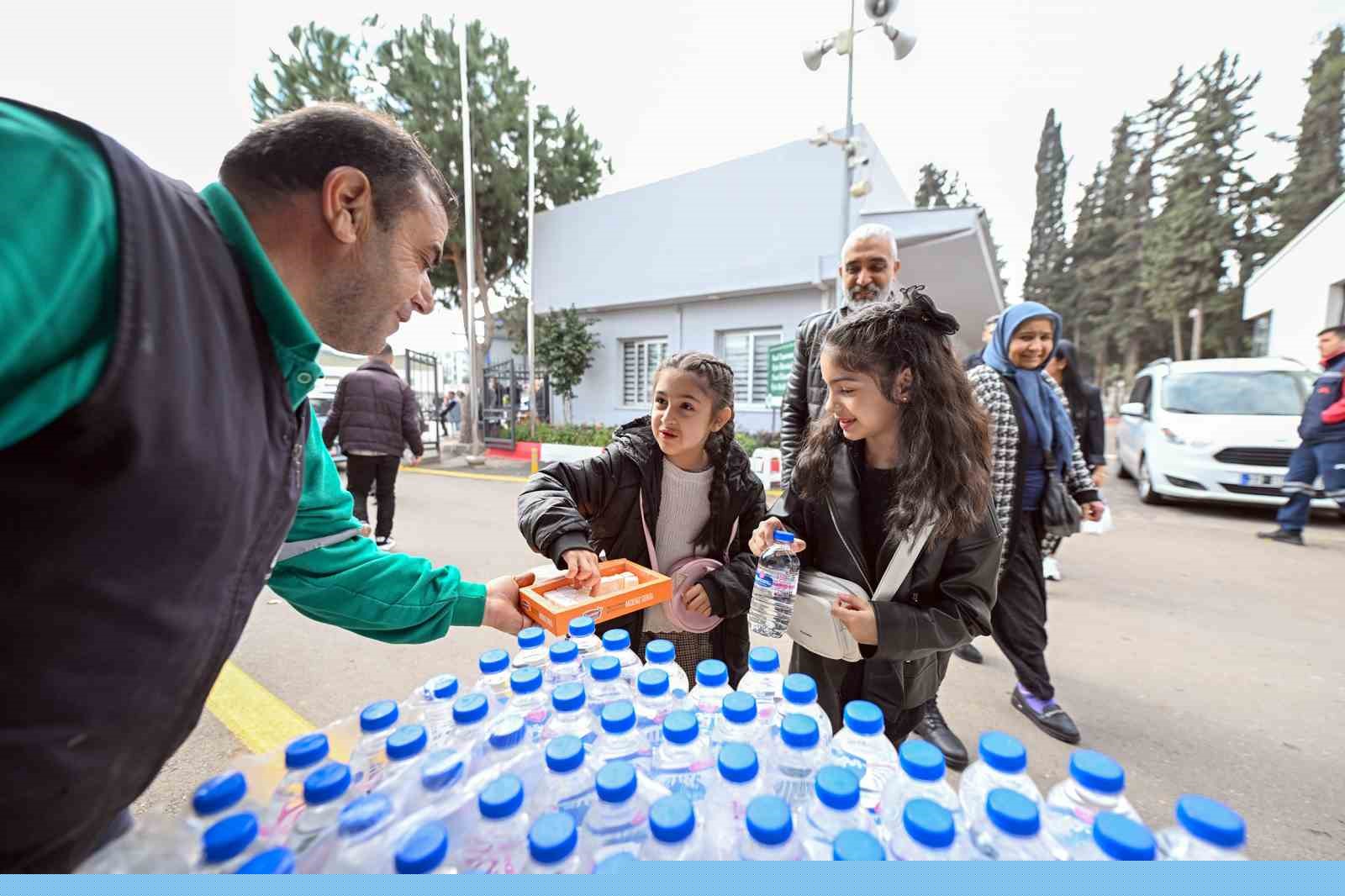 Mersin’de bayramda mezarlıklarda vatandaşlar yalnız bırakılmıyor
Mersin’de bayramda mezarlıklarda vatandaşlar yalnız bırakılmıyor