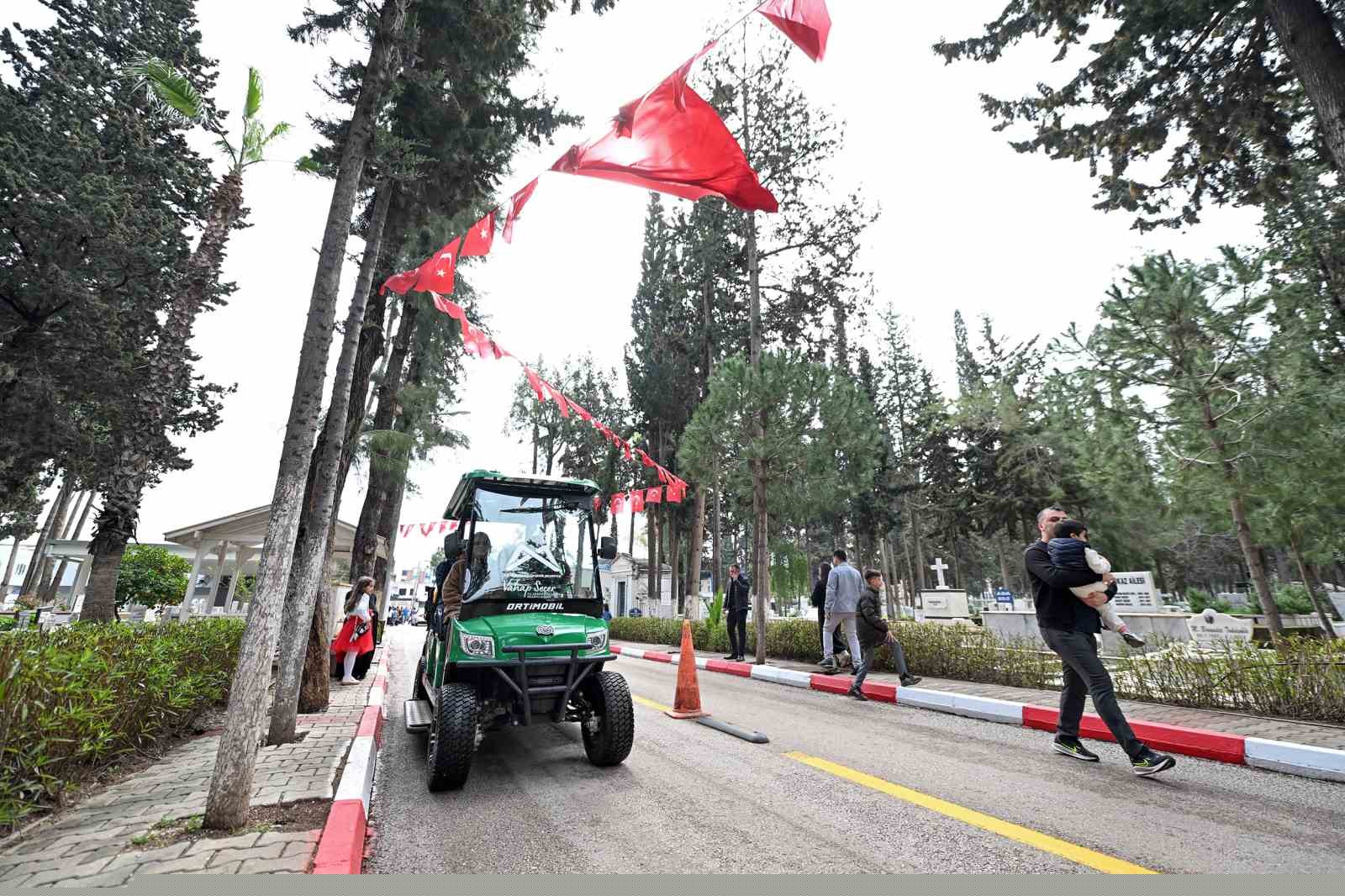 Mersin’de bayramda mezarlıklarda vatandaşlar yalnız bırakılmıyor
Mersin’de bayramda mezarlıklarda vatandaşlar yalnız bırakılmıyor