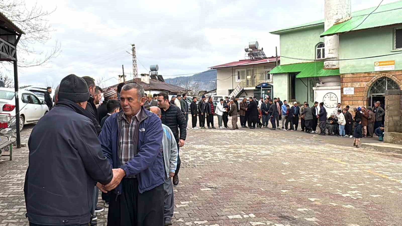 Mersin’de bayramlaşma geleneği sürüyor
