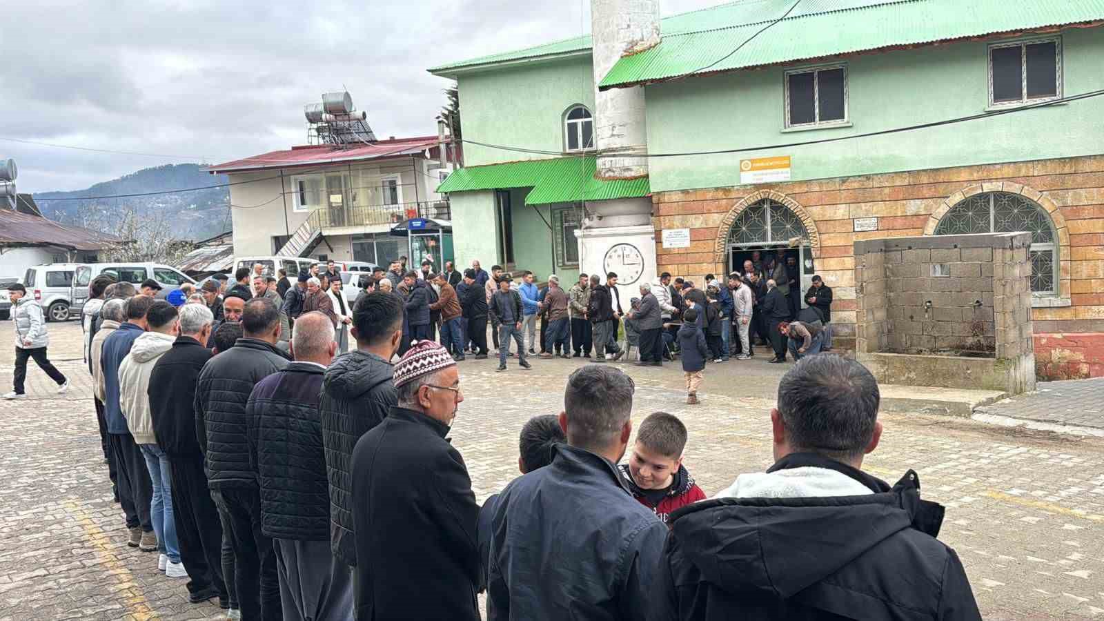 Mersin’de bayramlaşma geleneği sürüyor
