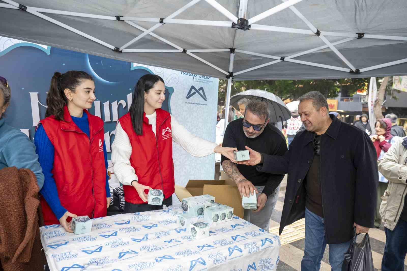 Mersin’de Berat Kandilinde 15 bin kandil simidi dağıtıldı
