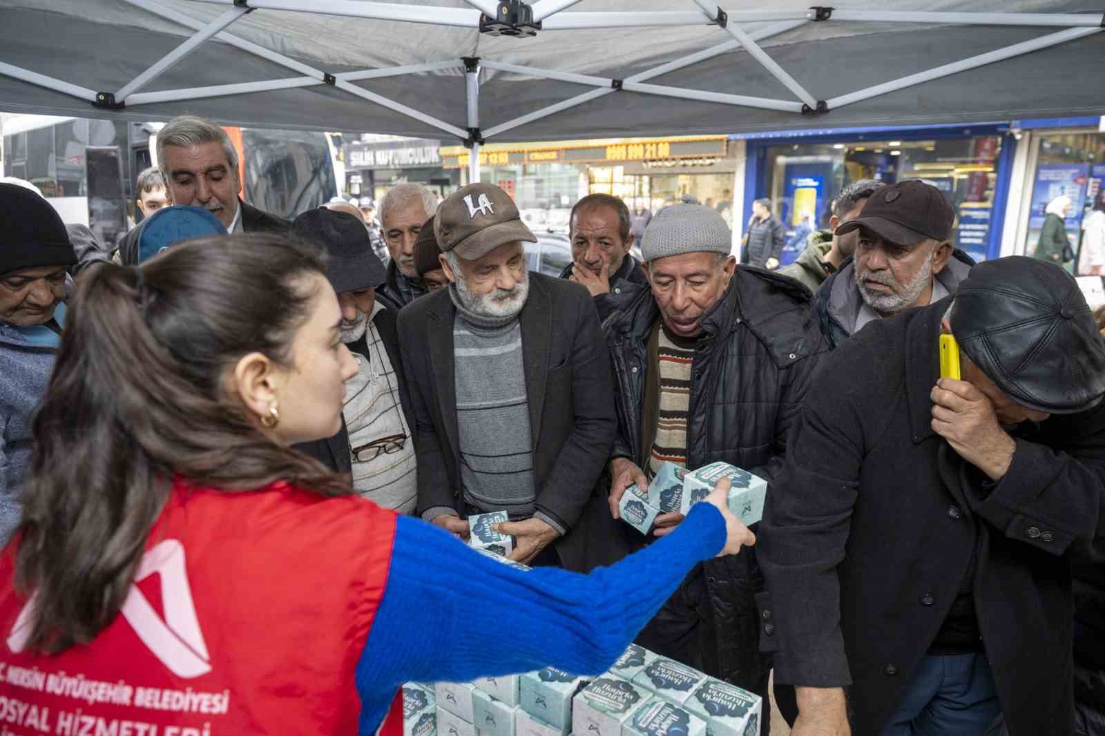Mersin’de Berat Kandilinde 15 bin kandil simidi dağıtıldı
