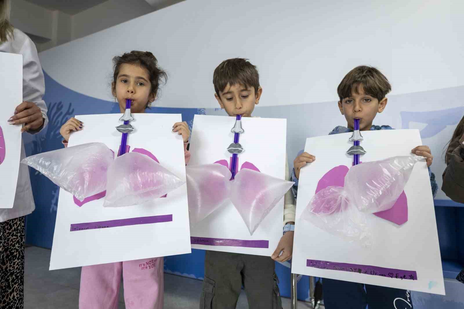 Mersin’de çocuklar yarıyıl tatilinde bilimi keşfediyor
Mersin’de çocuklar yarıyıl tatilinde bilimi keşfediyor