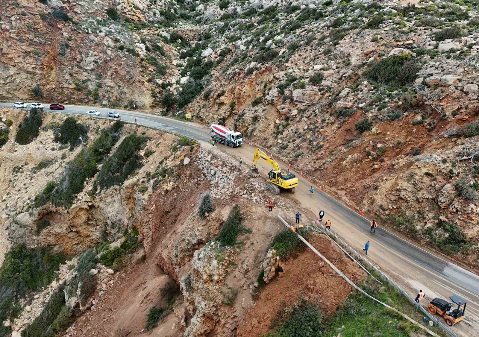 Mersin’de çöken yolda çalışmalar sürüyor: Mersin-Antalya yolunda trafik kontrollü sağlanıyor
