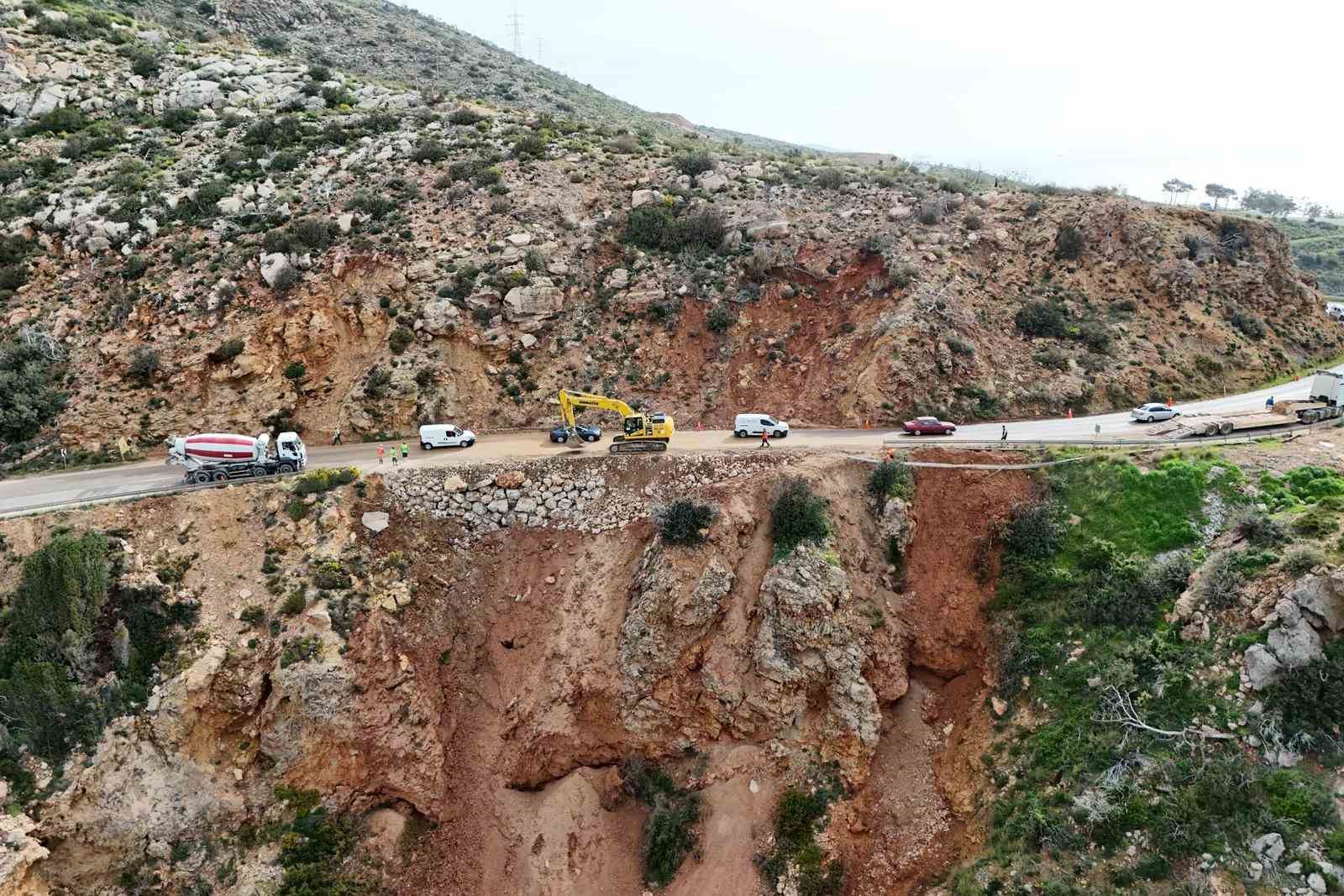 Mersin’de çöken yolda çalışmalar sürüyor: Mersin-Antalya yolunda trafik kontrollü sağlanıyor
