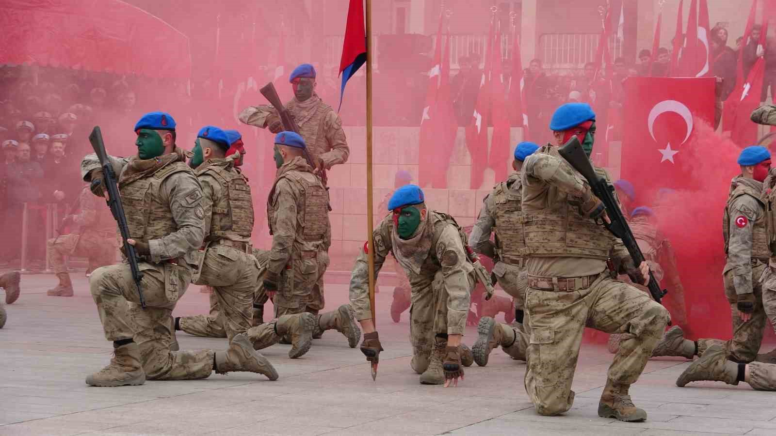 Mersin’de coşkulu kurtuluş yıl dönümü: JÖAK helikopter ile ‘üzüm salkımı’ gösterisi yaptı
Mersin’de coşkulu kurtuluş yıl dönümü: JÖAK helikopter ile ‘üzüm salkımı’ gösterisi yaptı