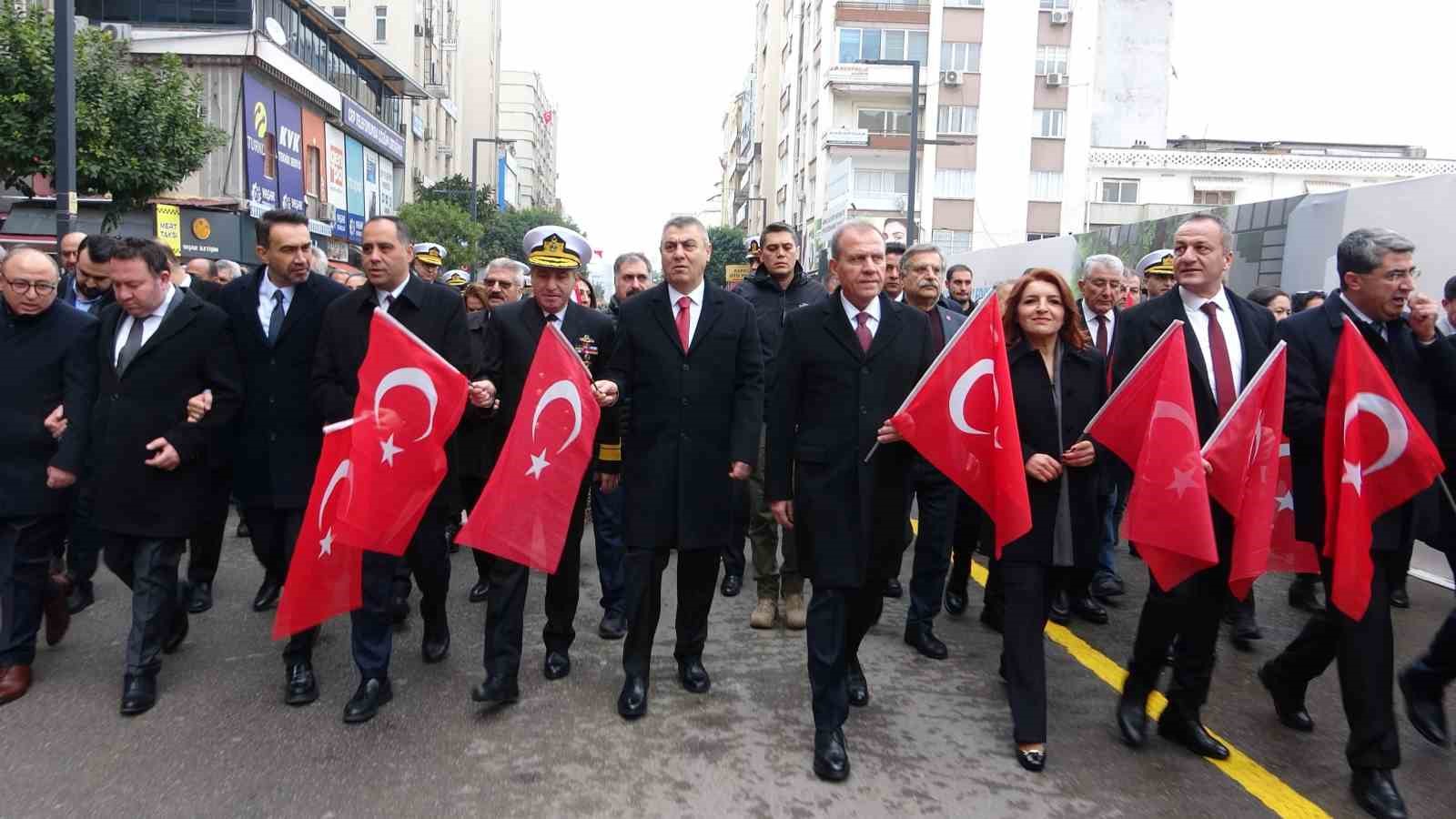 Mersin’de coşkulu kurtuluş yıl dönümü: JÖAK helikopter ile ‘üzüm salkımı’ gösterisi yaptı
Mersin’de coşkulu kurtuluş yıl dönümü: JÖAK helikopter ile ‘üzüm salkımı’ gösterisi yaptı