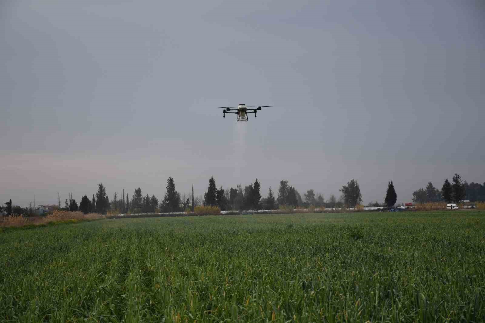 Mersin’de dronla gübreleme ve ilaçlama çiftçinin zayiatını sıfıra indirdi, zamandan tasarruf sağladı
Mersin’de dronla gübreleme ve ilaçlama çiftçinin zayiatını sıfıra indirdi, zamandan tasarruf sağladı