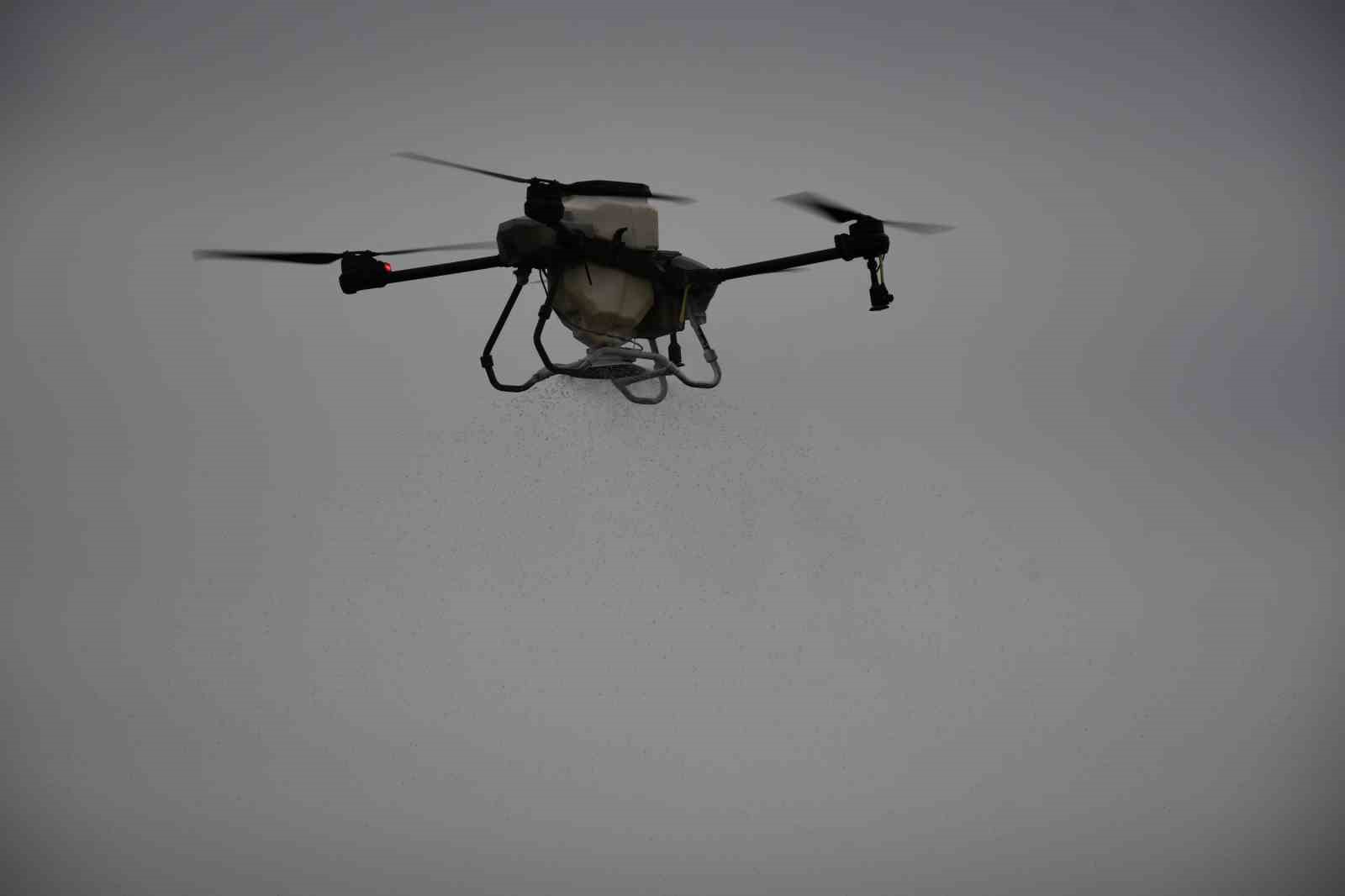 Mersin’de dronla gübreleme ve ilaçlama çiftçinin zayiatını sıfıra indirdi, zamandan tasarruf sağladı
Mersin’de dronla gübreleme ve ilaçlama çiftçinin zayiatını sıfıra indirdi, zamandan tasarruf sağladı