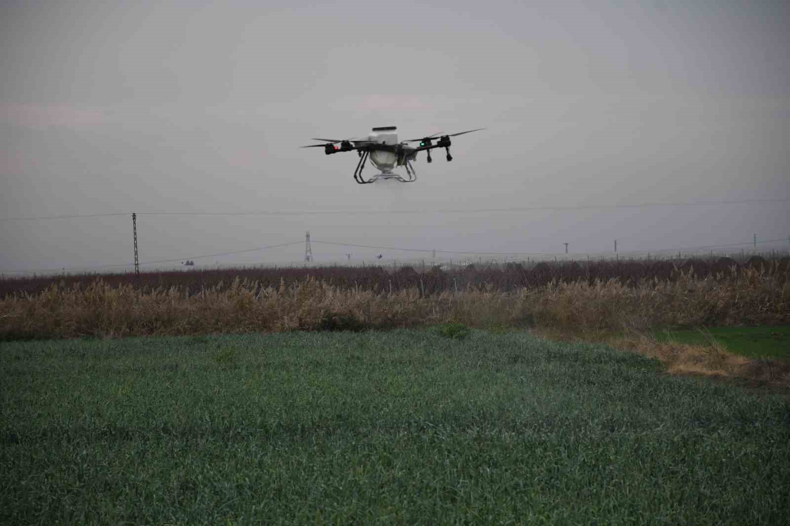 Mersin’de dronla gübreleme ve ilaçlama çiftçinin zayiatını sıfıra indirdi, zamandan tasarruf sağladı
Mersin’de dronla gübreleme ve ilaçlama çiftçinin zayiatını sıfıra indirdi, zamandan tasarruf sağladı