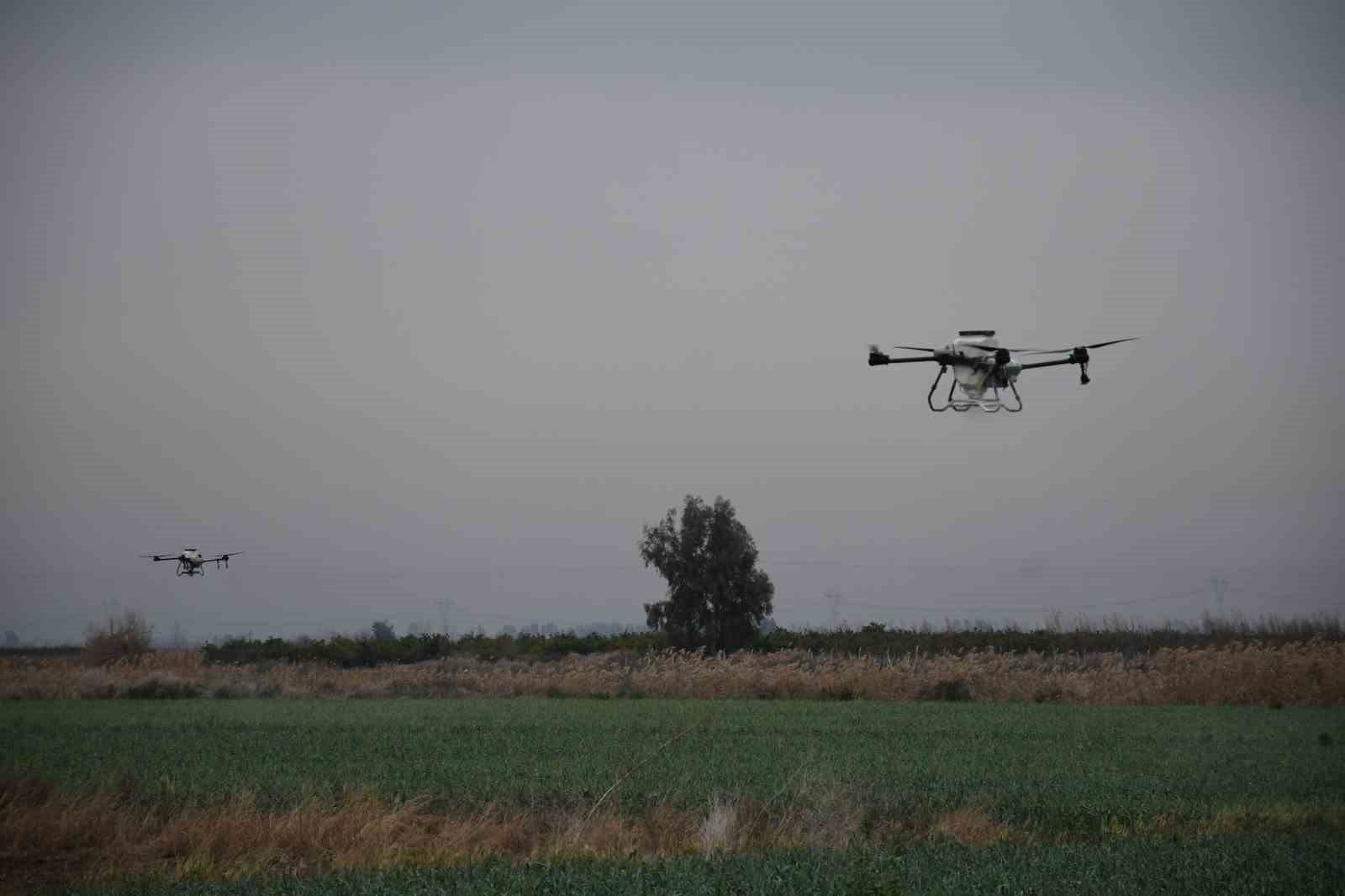 Mersin’de dronla gübreleme ve ilaçlama çiftçinin zayiatını sıfıra indirdi, zamandan tasarruf sağladı
Mersin’de dronla gübreleme ve ilaçlama çiftçinin zayiatını sıfıra indirdi, zamandan tasarruf sağladı