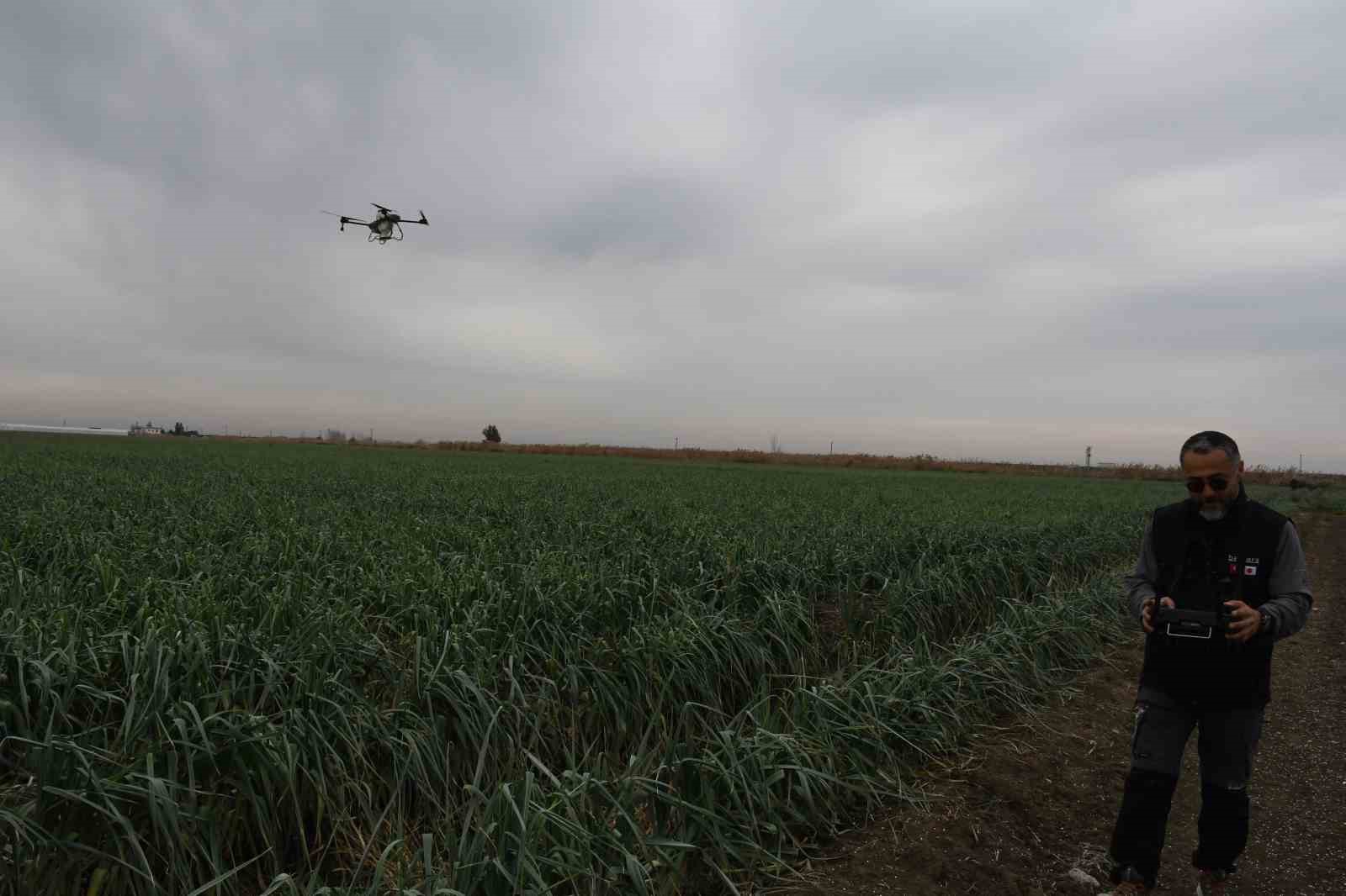 Mersin’de dronla gübreleme ve ilaçlama çiftçinin zayiatını sıfıra indirdi, zamandan tasarruf sağladı
Mersin’de dronla gübreleme ve ilaçlama çiftçinin zayiatını sıfıra indirdi, zamandan tasarruf sağladı