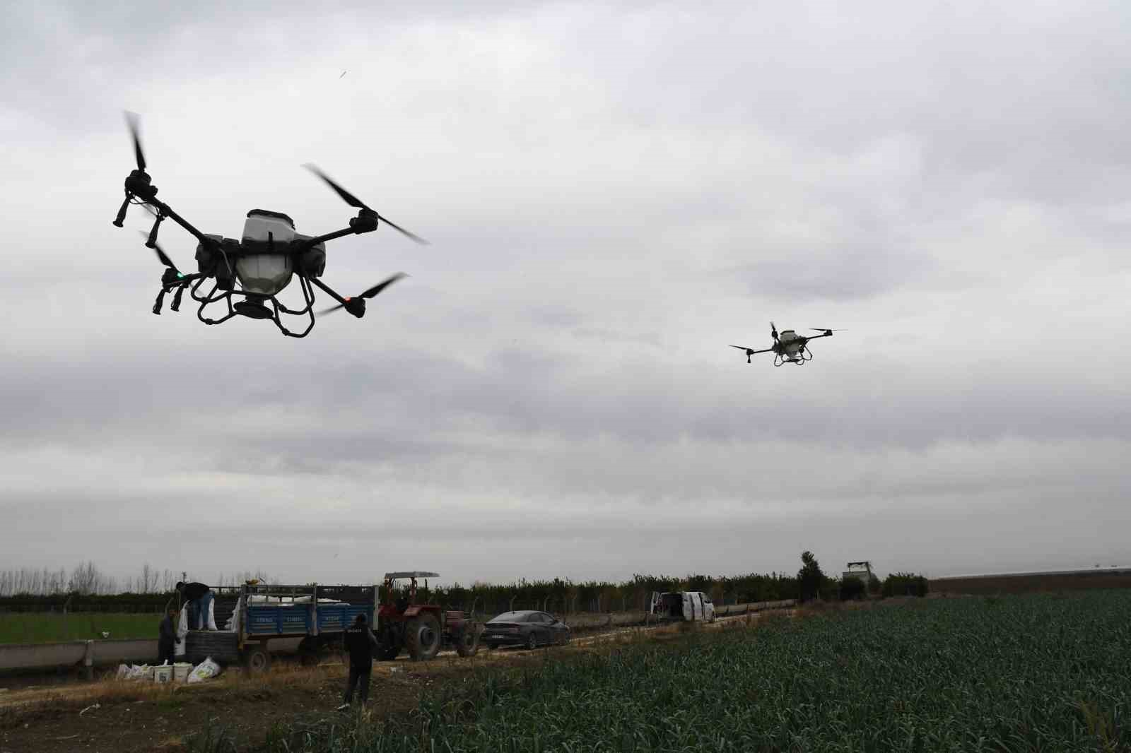 Mersin’de dronla gübreleme ve ilaçlama çiftçinin zayiatını sıfıra indirdi, zamandan tasarruf sağladı
Mersin’de dronla gübreleme ve ilaçlama çiftçinin zayiatını sıfıra indirdi, zamandan tasarruf sağladı