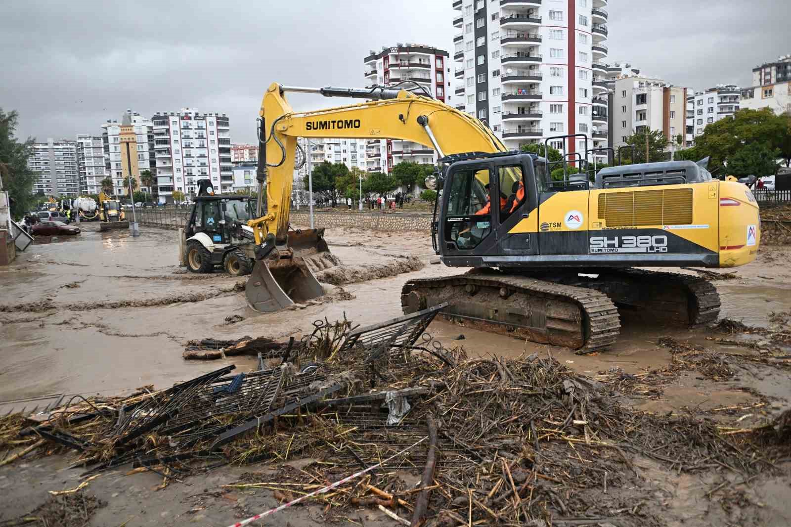 Mersin’de ekipler sel mesaisinde
