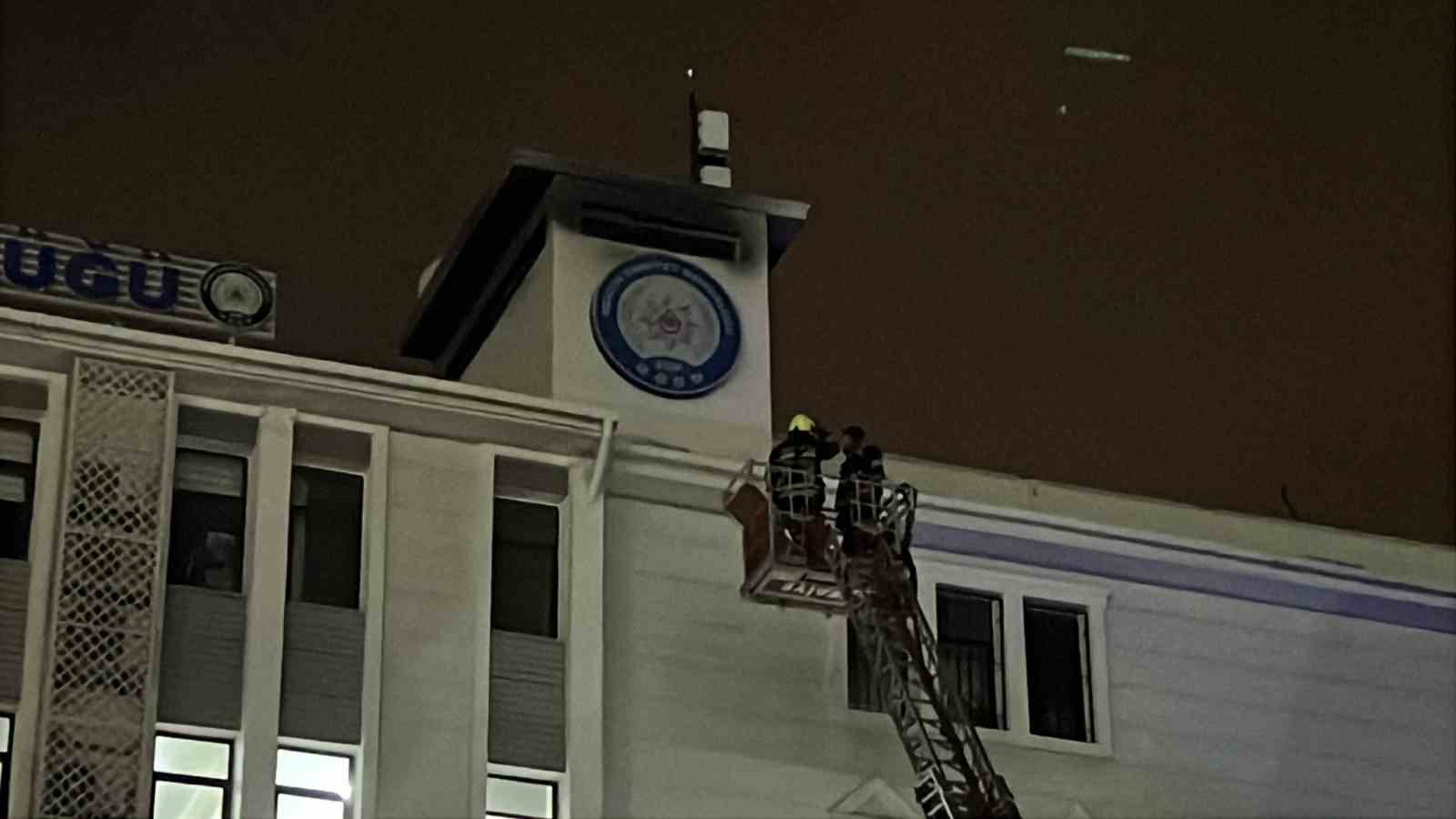 Mersin’de emniyetin ek binasında çıkan yangın büyümeden söndürüldü
