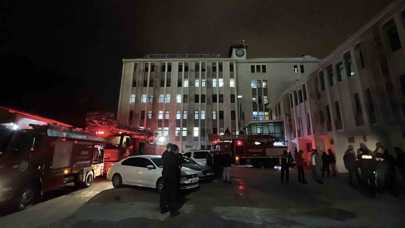 Mersin’de emniyetin ek binasında çıkan yangın büyümeden söndürüldü
