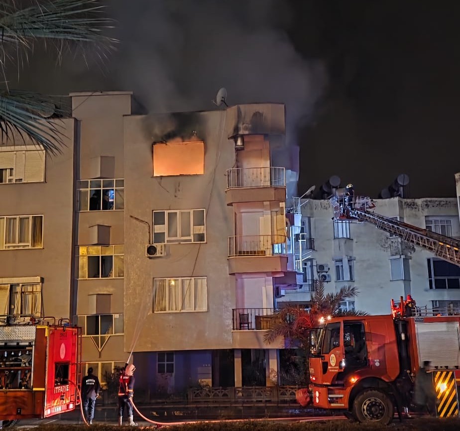 Mersin’de ev alev alev yandı
