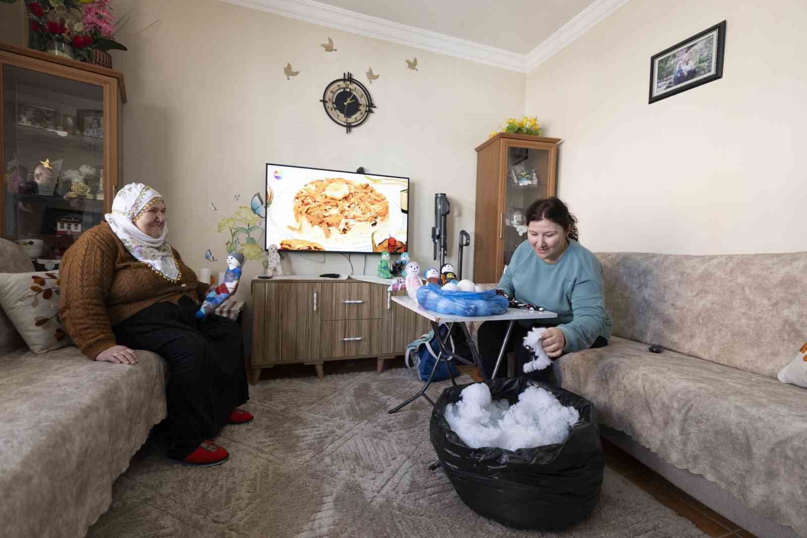 Mersin’de evler atölyeye dönüştü: Kadınlar çoraptan oyuncak yapıyor
