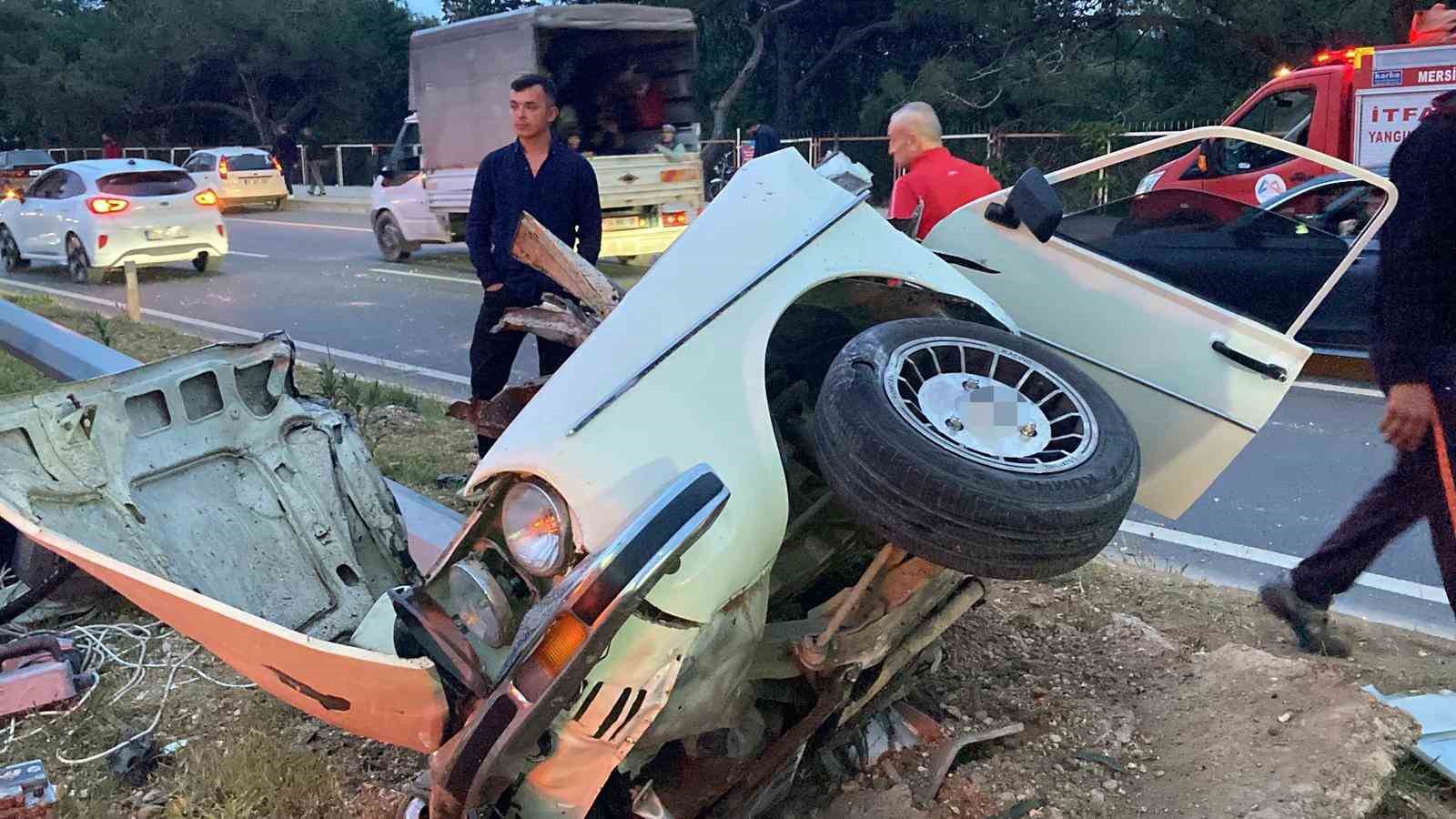 Mersin’de feci kaza: Otomobil ikiye bölündü, 4 kişi yaralandı
