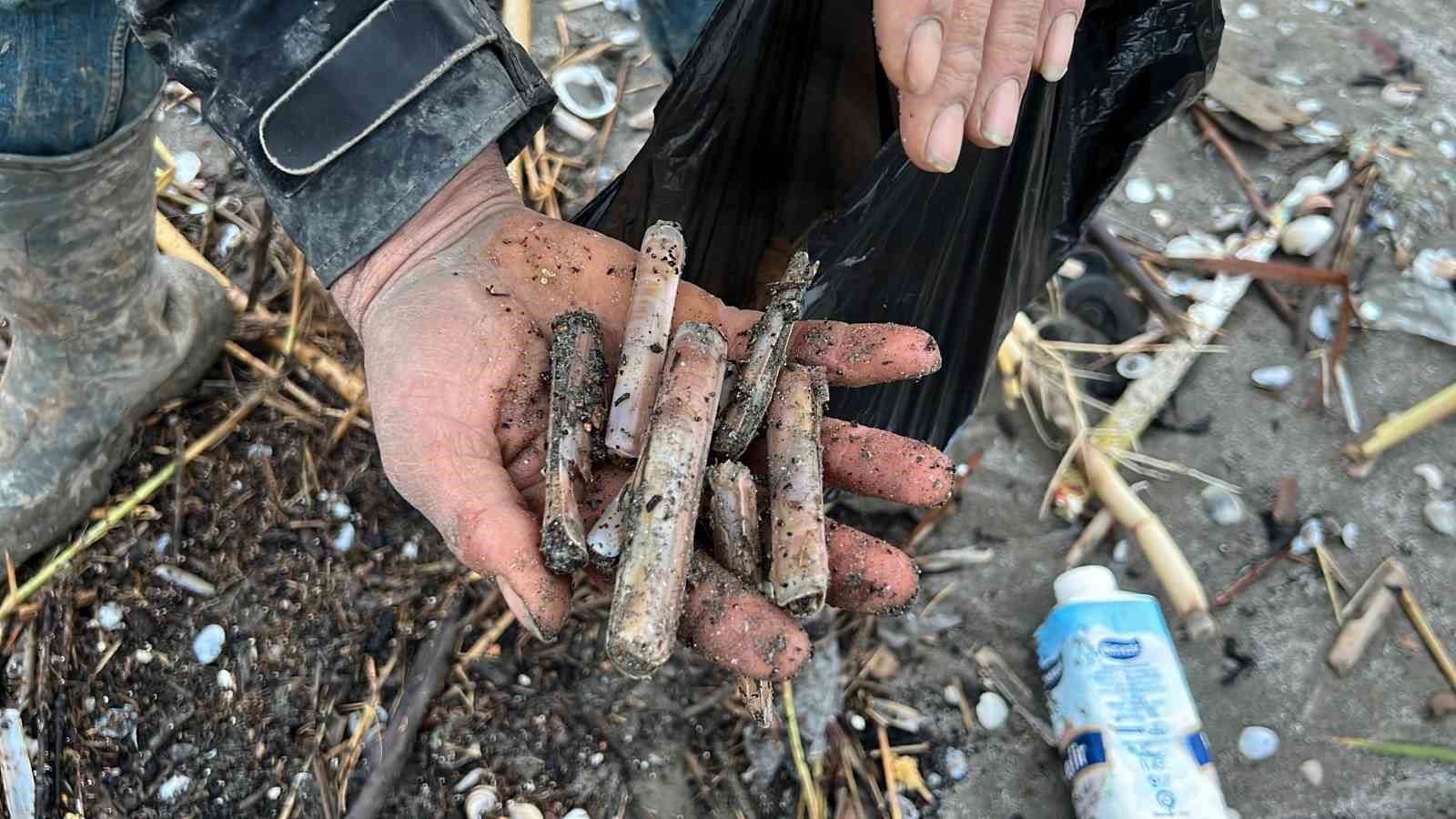 Mersin’de fırtına sonrası binlerce kargı midyesi sahile vurdu: Balıkçılar tek tek topladı
