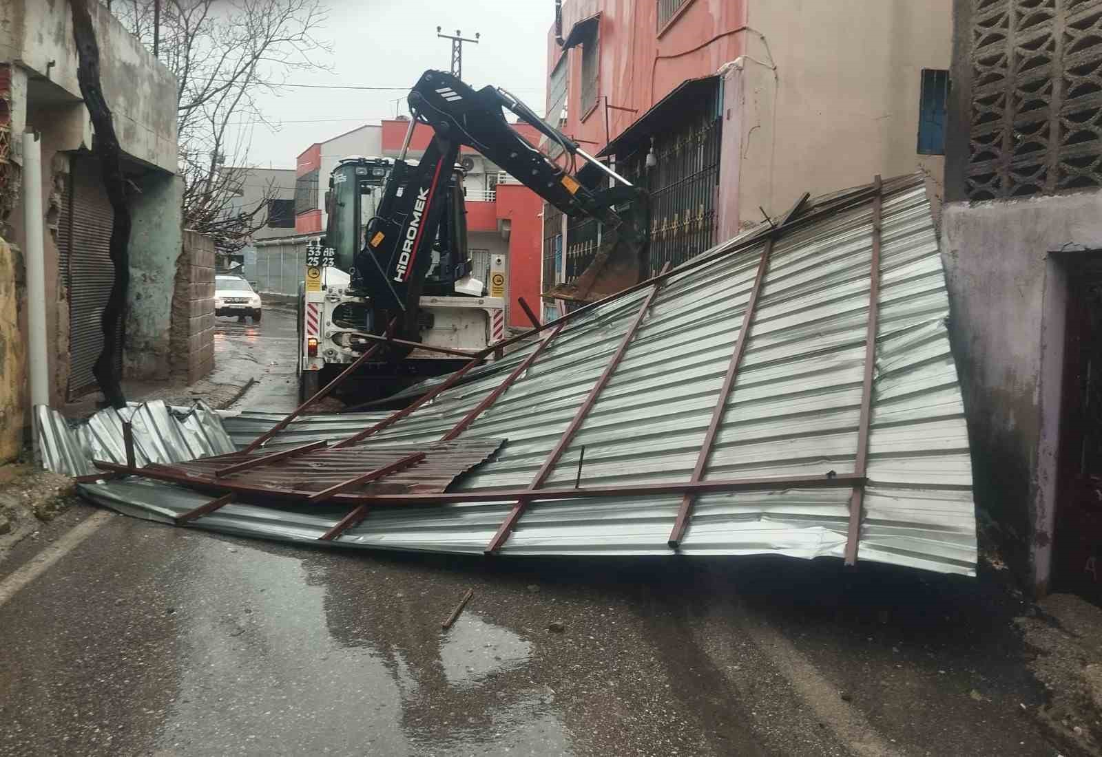 Mersin’de fırtına ve sağanak hayatı olumsuz etkiledi
