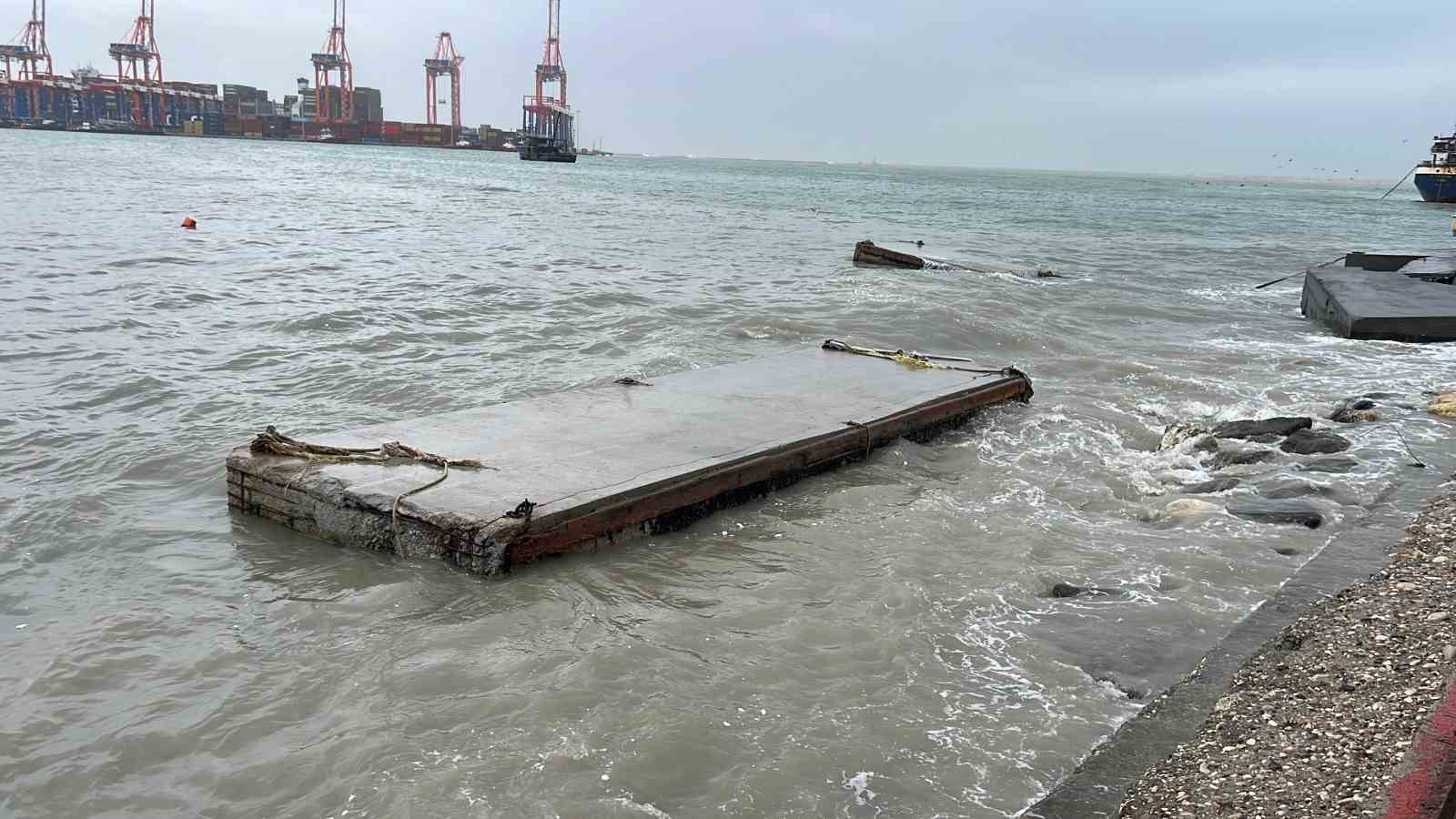 Mersin’de fırtına ve sağanak hayatı olumsuz etkiledi
