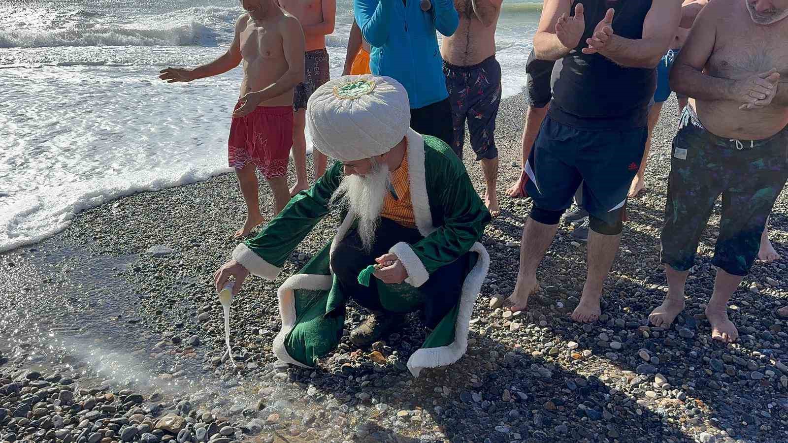 Mersin’de gelenek bozulmadı, yeni yılın ilk gününde denize girdiler
