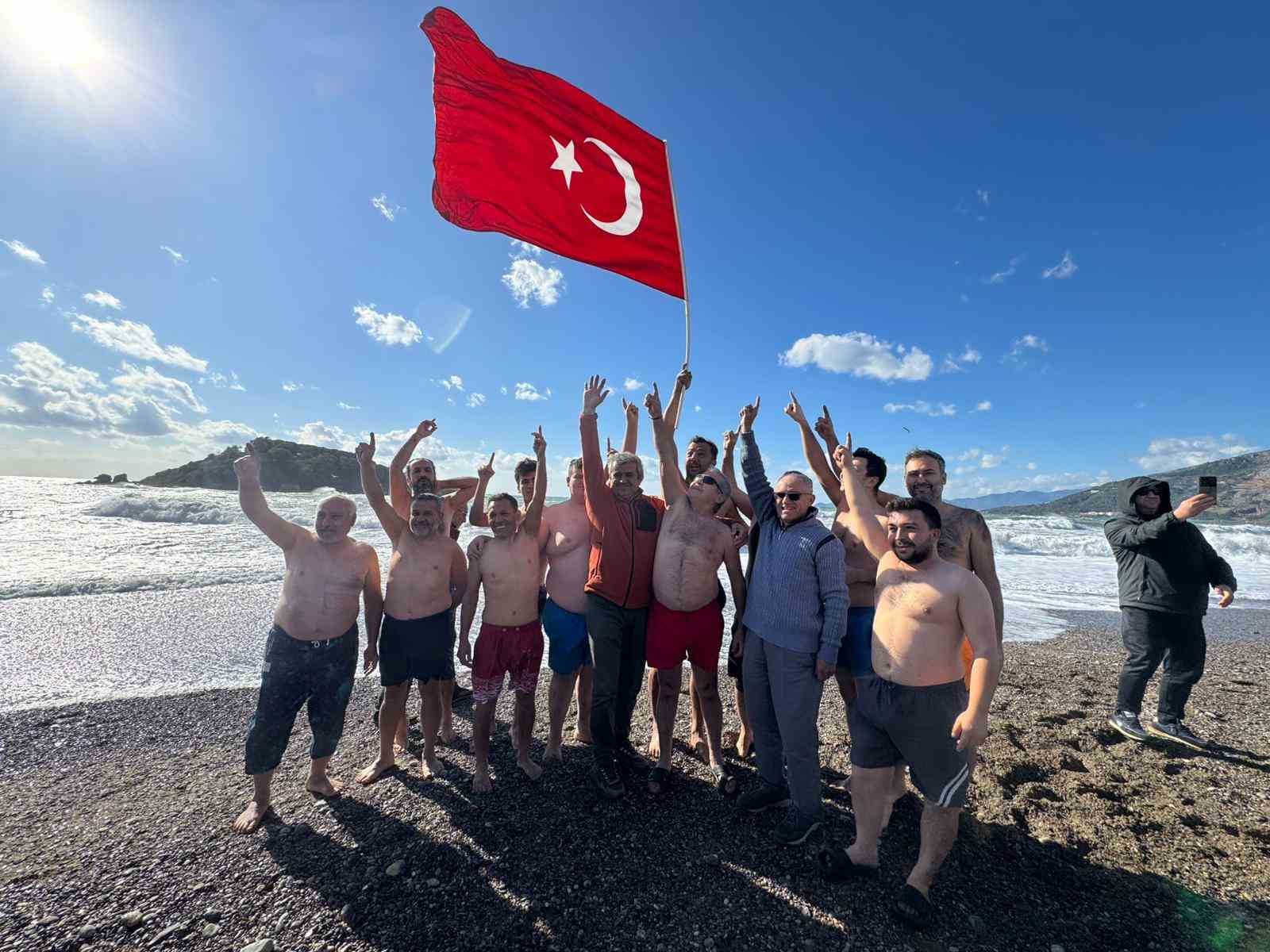 Mersin’de gelenek bozulmadı, yeni yılın ilk gününde denize girdiler
