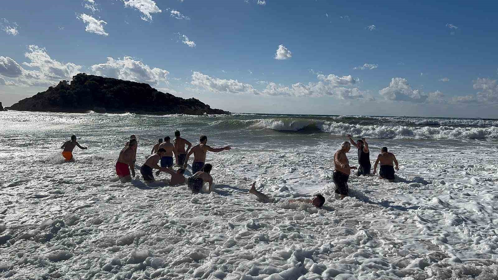 Mersin’de gelenek bozulmadı, yeni yılın ilk gününde denize girdiler
