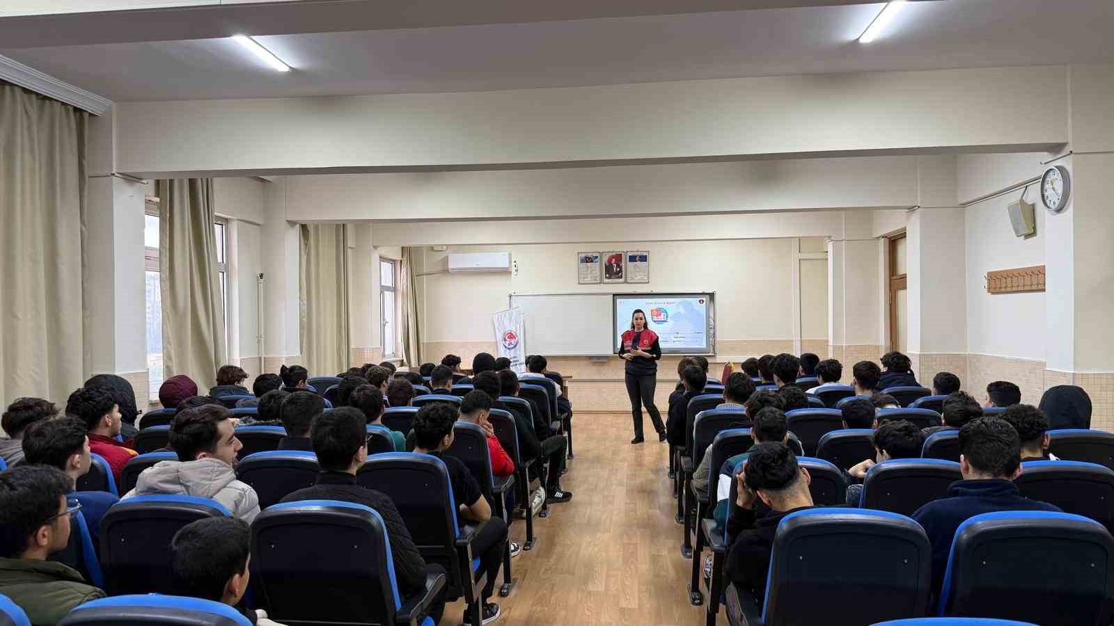 Mersin’de gençlere dijital farkındalık semineri
